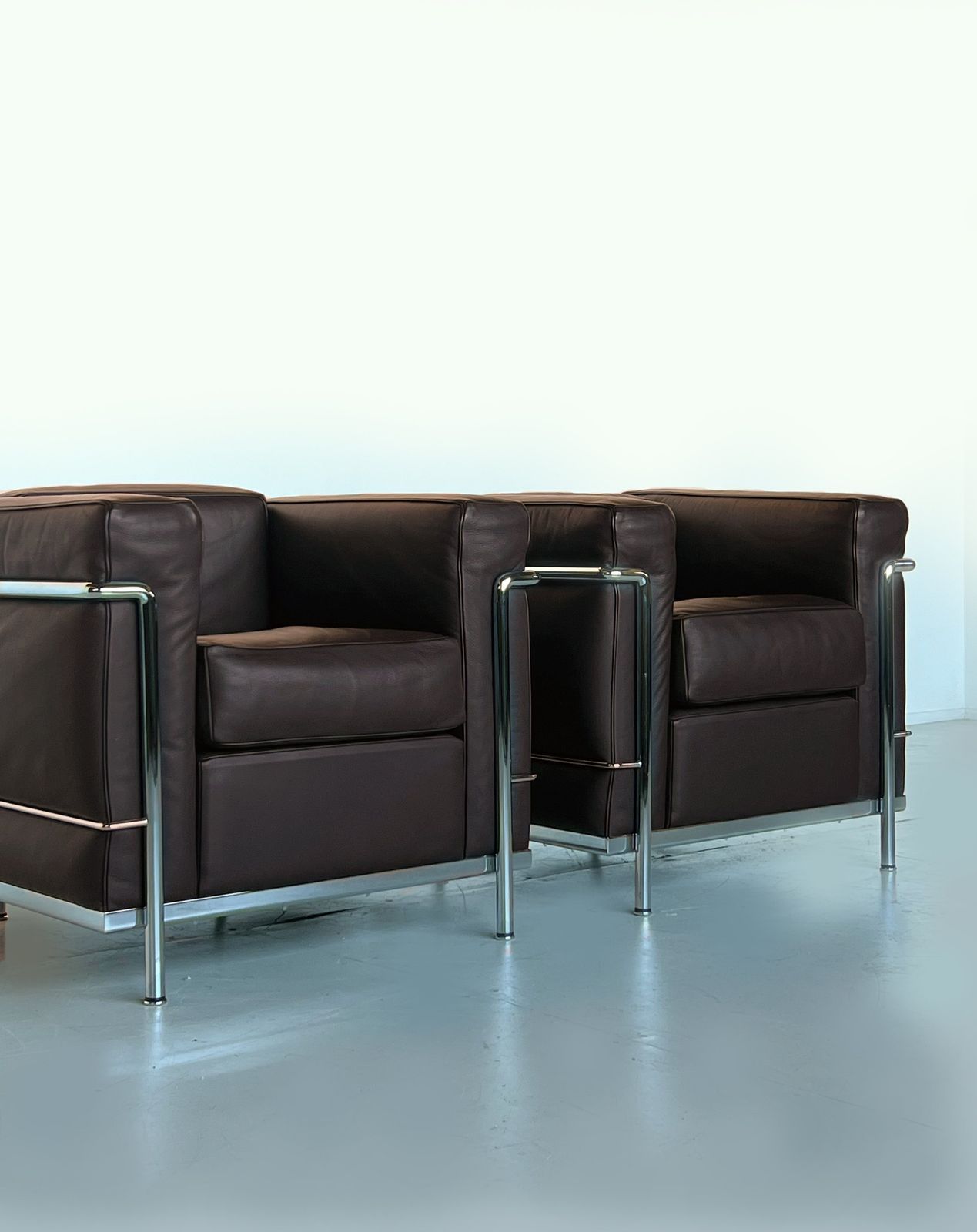 Lc2 Armchairs By Le Corbusier, Pierre Jeanneret, Charlotte Perriand For Cassina photo vinterior