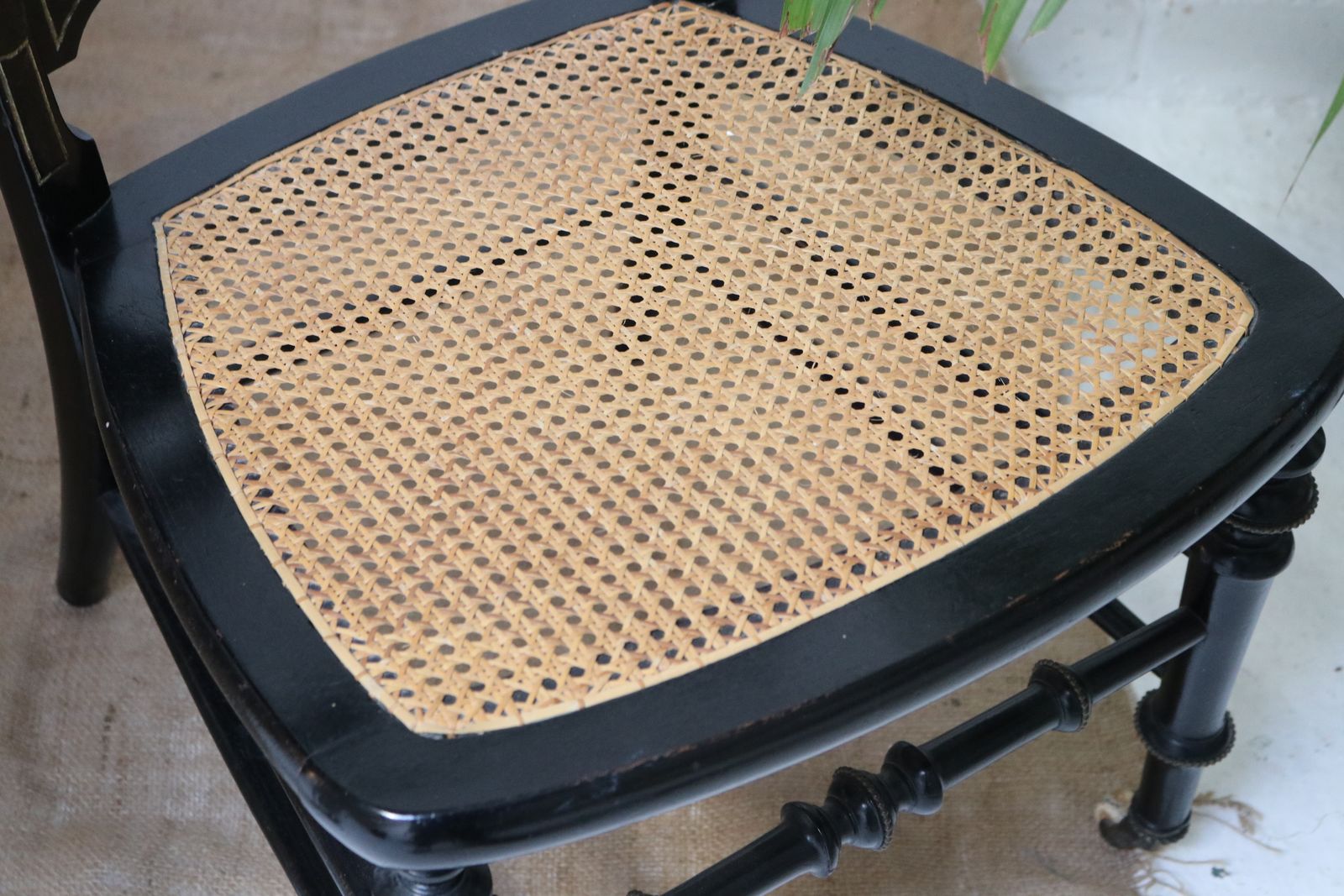 photo vinterior Antique Black Rattan Nursing Chair
