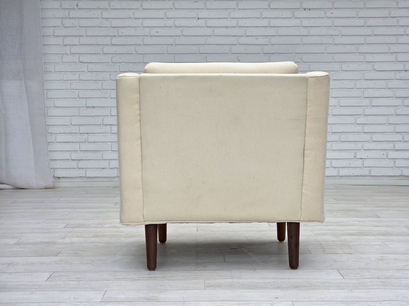 photo vinterior Ca. Jaren 1970, Deense Fauteuil, Meubelwol, Teakhouten Poten.