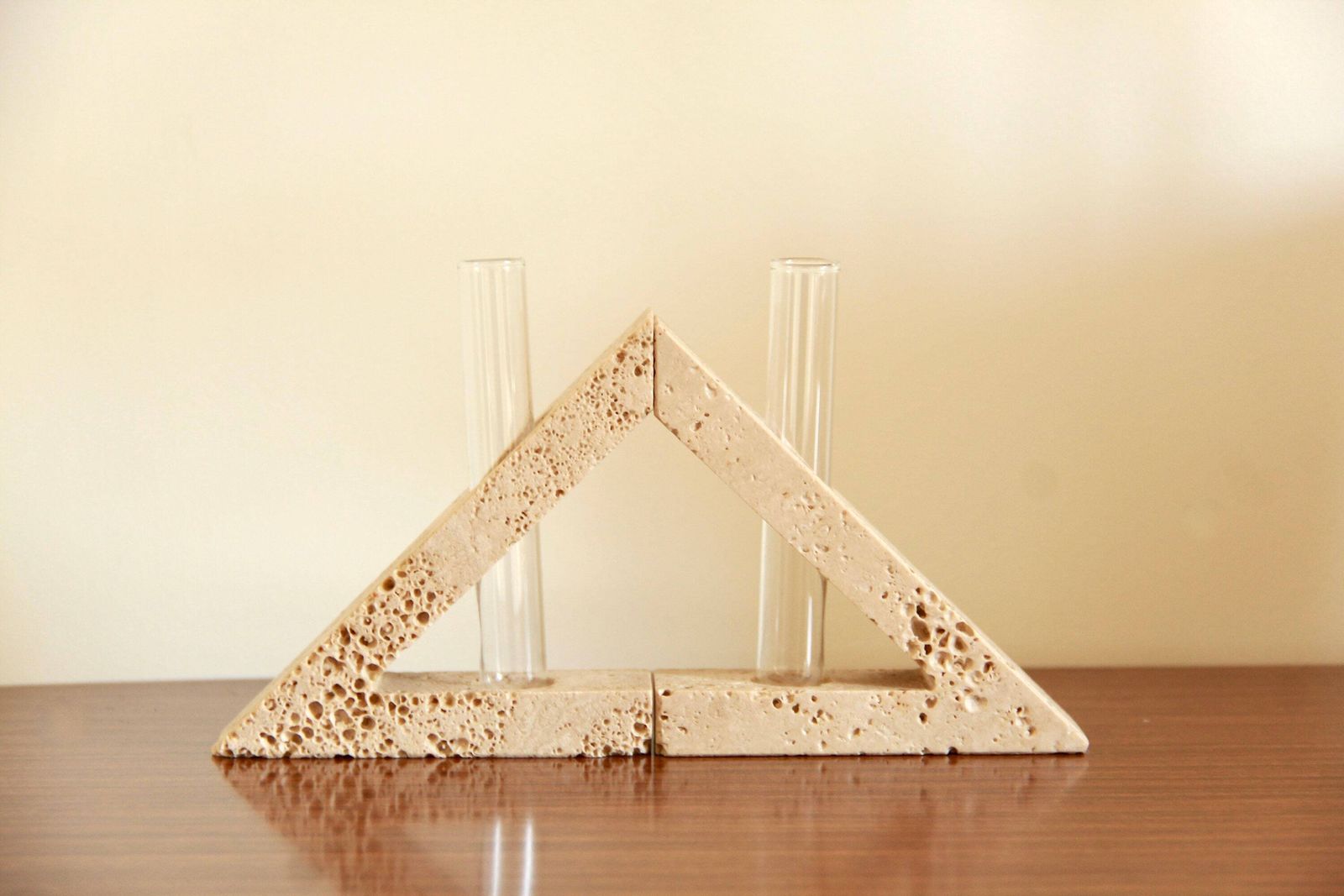 Triangoli, Modernist Travertine Sculptures / Vases By Enzo Mari For F.Lli Manelli, Set Of 2, Italy, 1970s photo vinterior