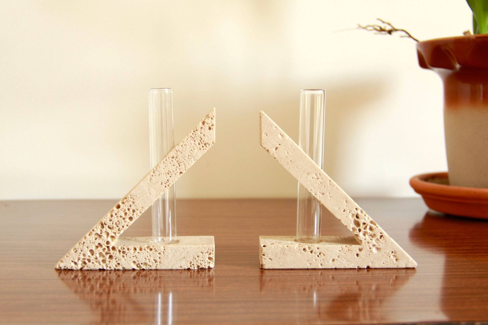 Triangoli, Modernist Travertine Sculptures / Vases By Enzo Mari For F.Lli Manelli, Set Of 2, Italy, 1970s photo vintage