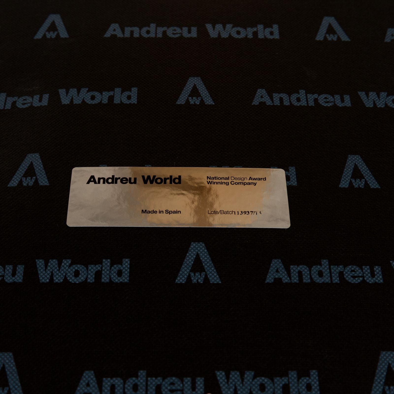 Tabouret de bar Andreu World Oru en cuir blanc et bois brun photo vinterior