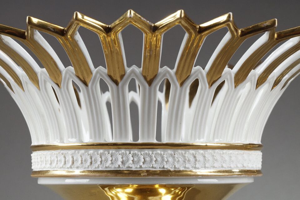 photo vinterior Pair Of Paris Porcelain Standing Baskets, Empire Period
