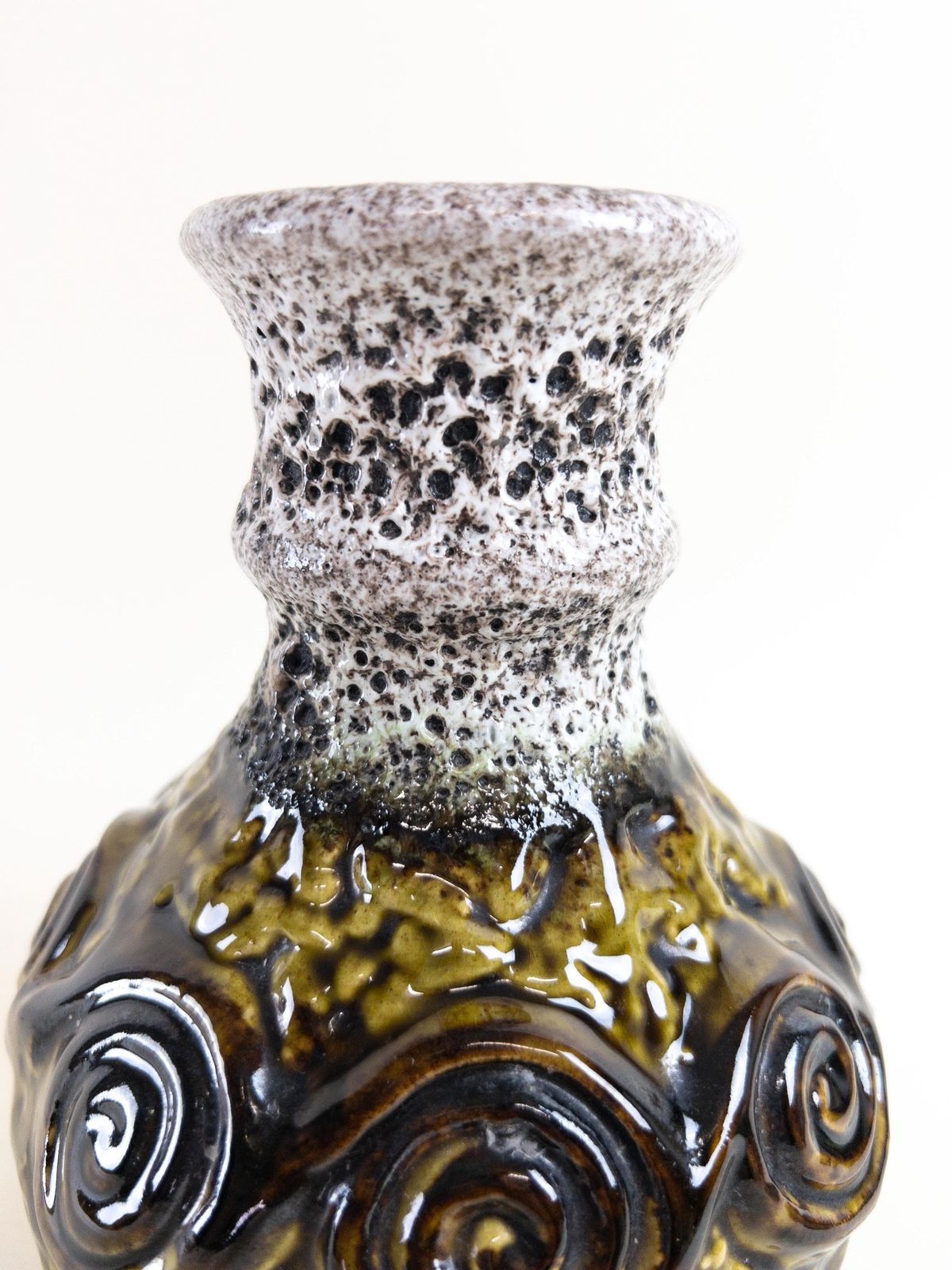 photo furniture ü Keramik Fat Lava Vase   Uebelacker West German Pottery Vase   Black And White Fat Lava With Green Swirl Design   Form 1357 18