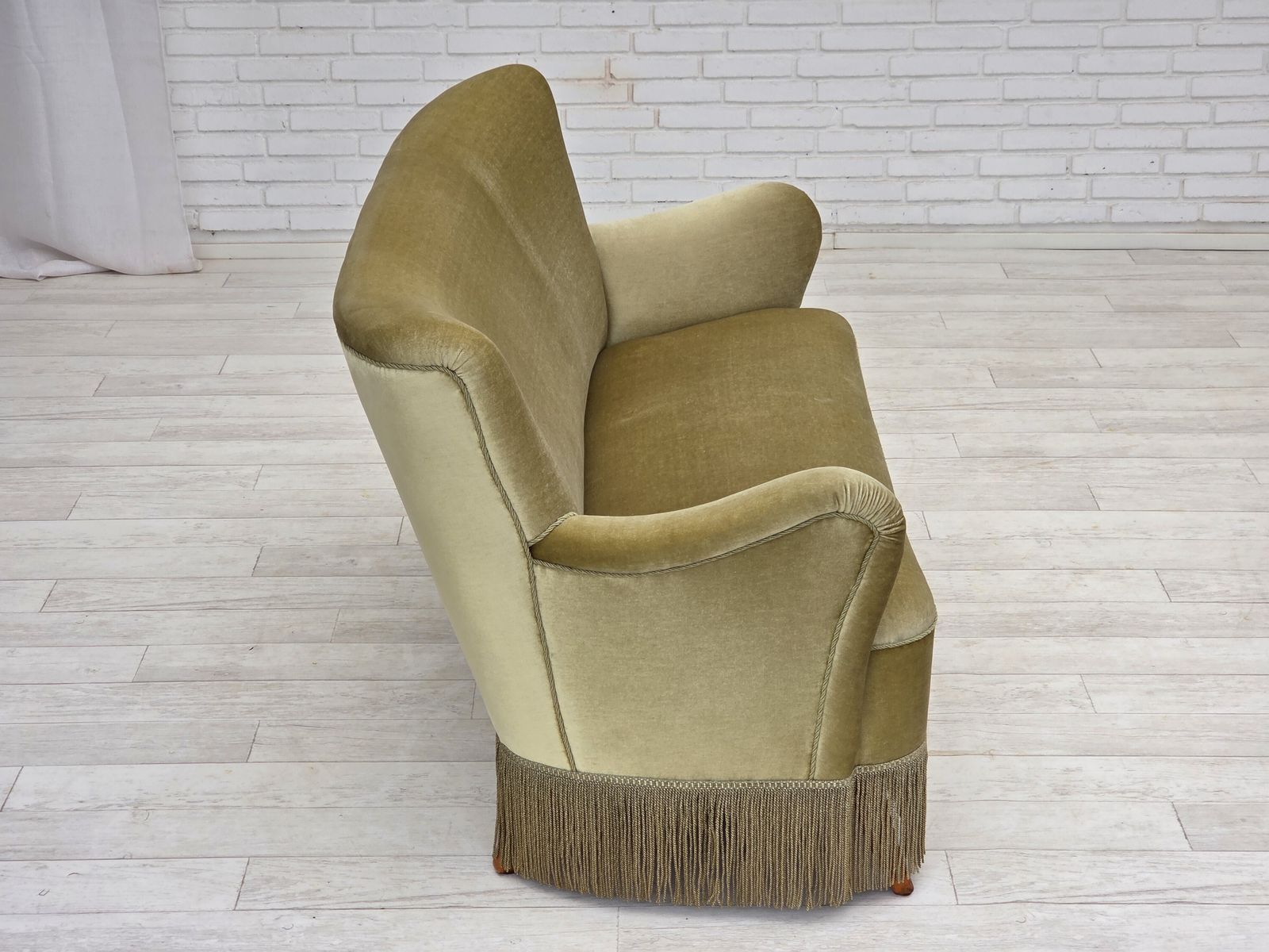 photo furniture Ca. Jaren 1960, Deense 2 Zitsbank, Groen Meubelvelours, Beukenhouten Poten.