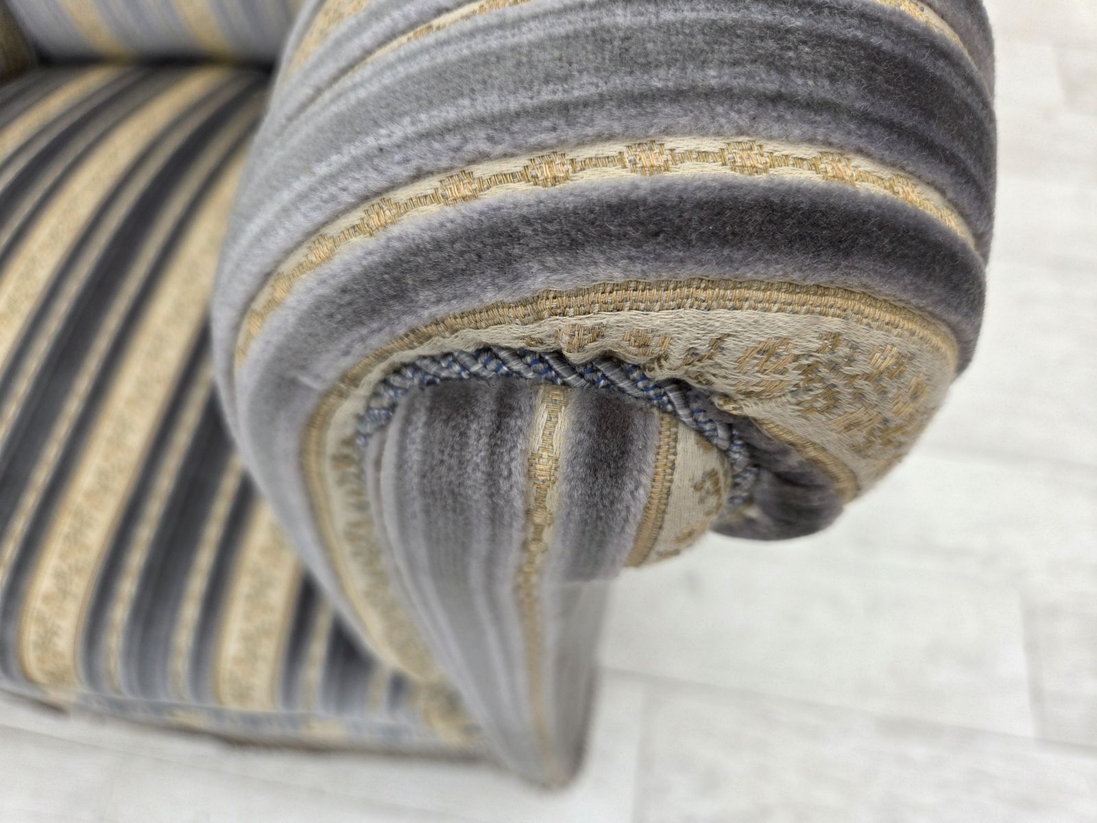 Jaren 1960, Deense Loungestoel, Blauw/Beige Meubelvelours, Beukenhouten Poten. photo Meubels