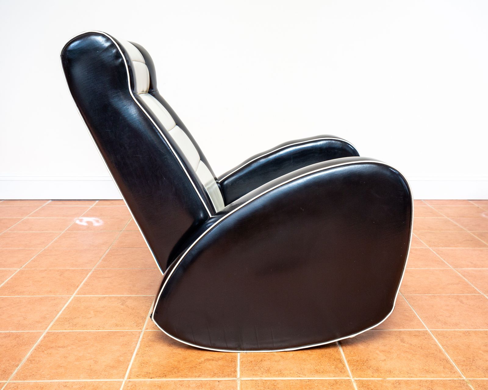 1950s Americana Style Rocking Chair Mcm Art Deco Loung.E Chair Black White Two Tone Leatherette Armchai.R Monochrome Vintag.E Retr.O Chair photo vintage