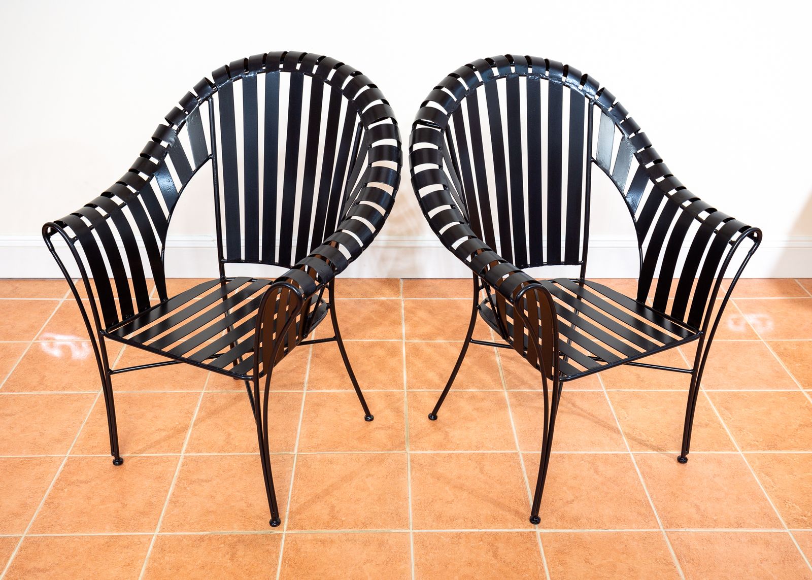 photo vintage Modernist Iron Strap Garden Armchairs Pair Sculptural Brutalist 1980s Mcm Patio Outdoors Outside  French Machinisme Woodard Carre Salterini Style