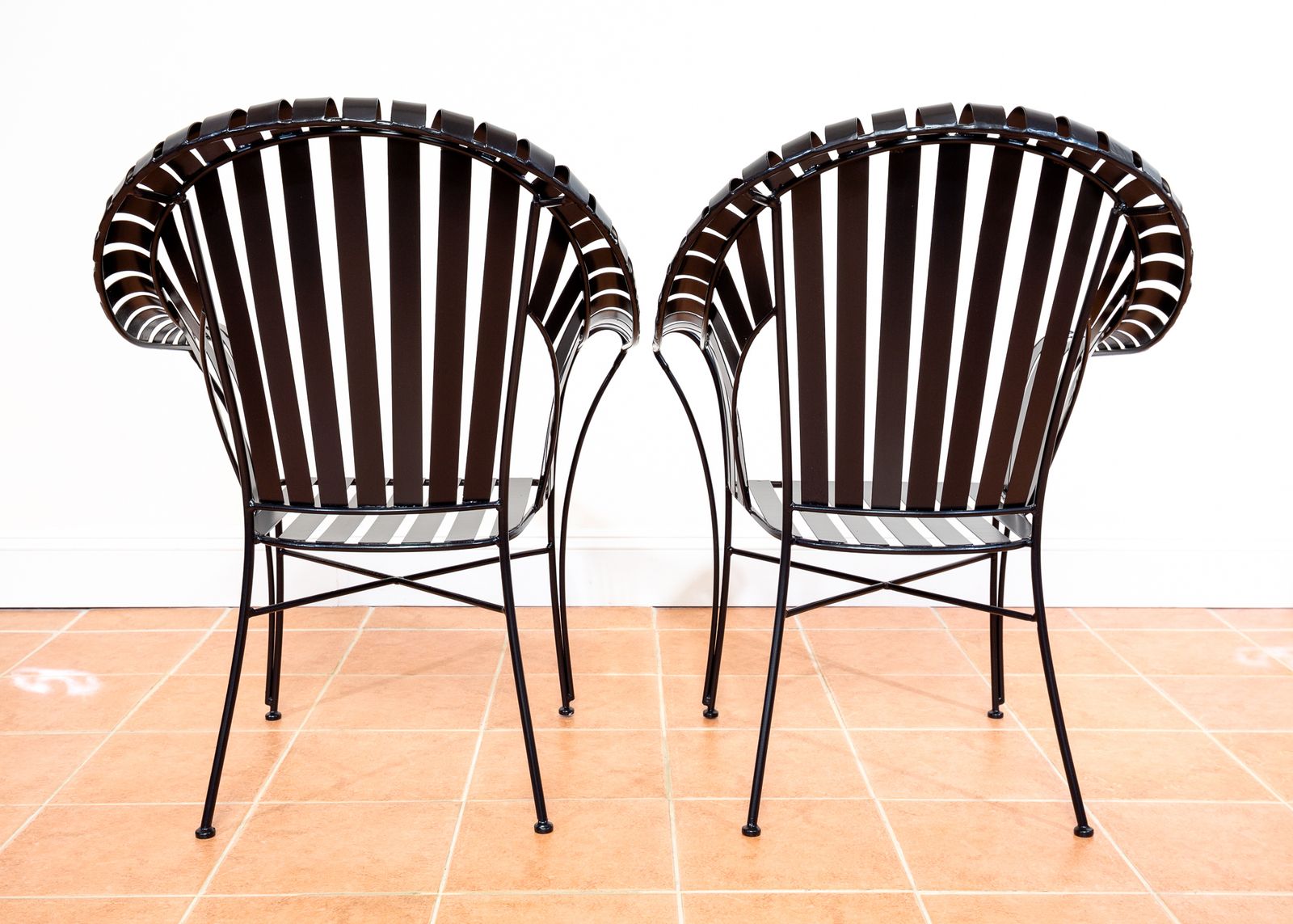 photo vinterior Modernist Iron Strap Garden Armchairs Pair Sculptural Brutalist 1980s Mcm Patio Outdoors Outside  French Machinisme Woodard Carre Salterini Style