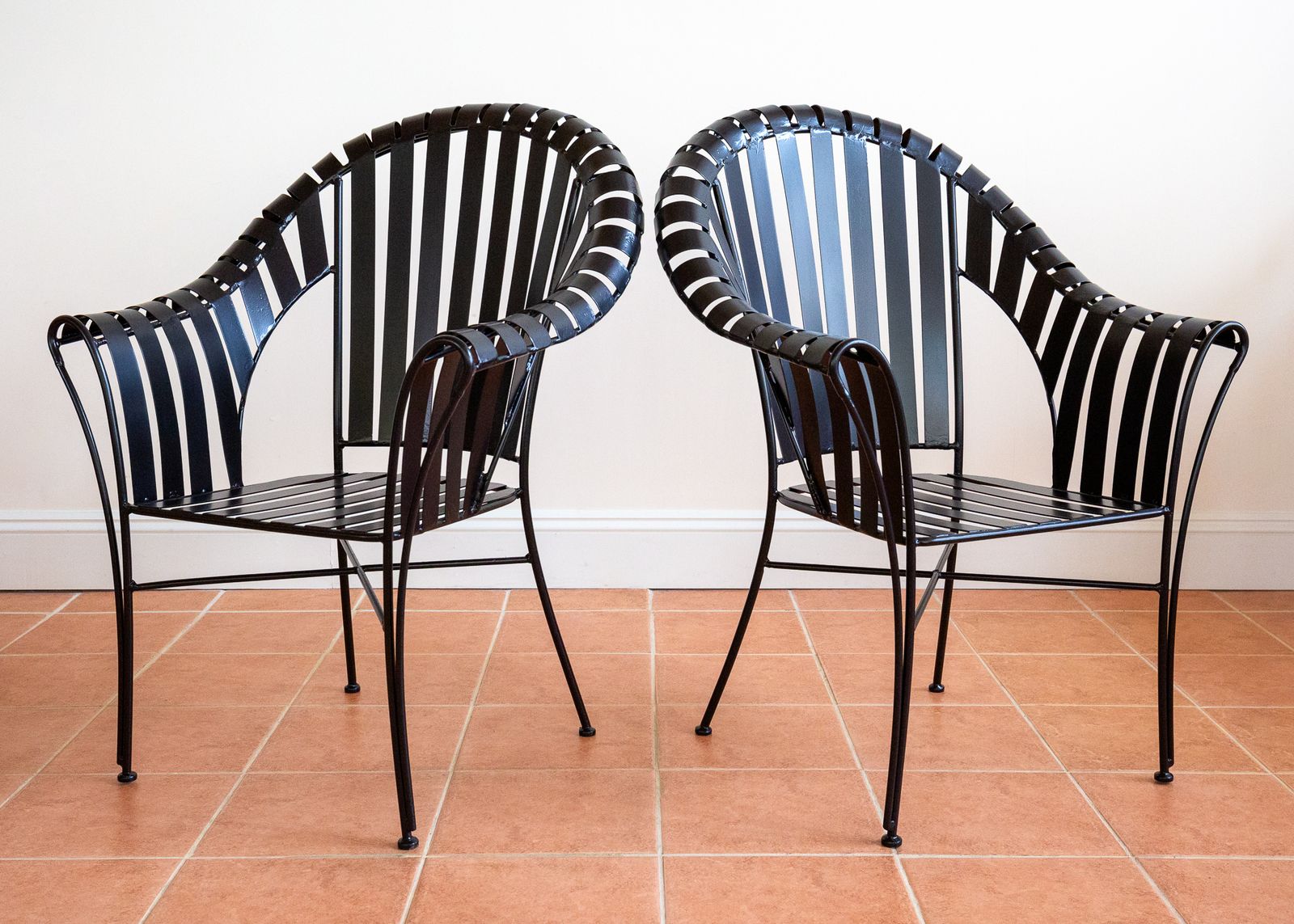 Modernist Iron Strap Garden Armchairs Pair Sculptural Brutalist 1980s Mcm Patio Outdoors Outside  French Machinisme Woodard Carre Salterini Style photo vintage