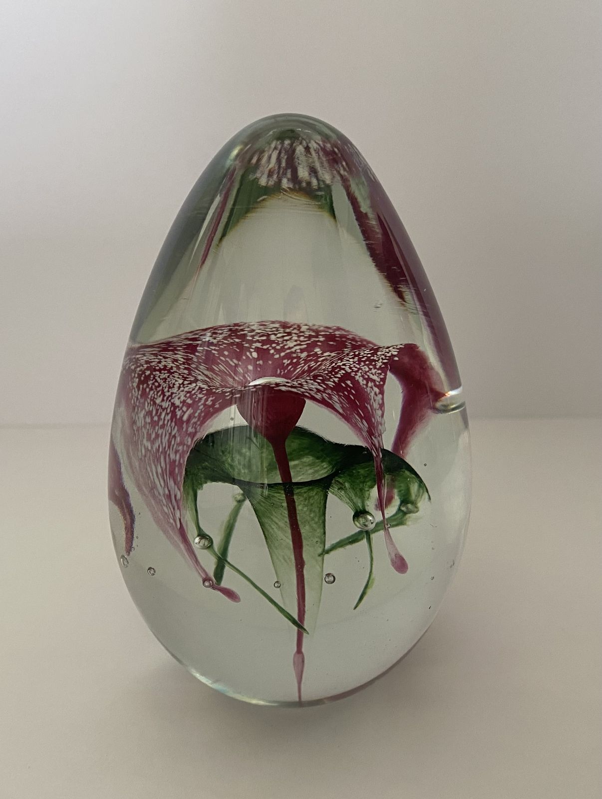 photo vinterior Paul Critchley, Isle Sculptured Glass, Floral Art Glass Paperweight