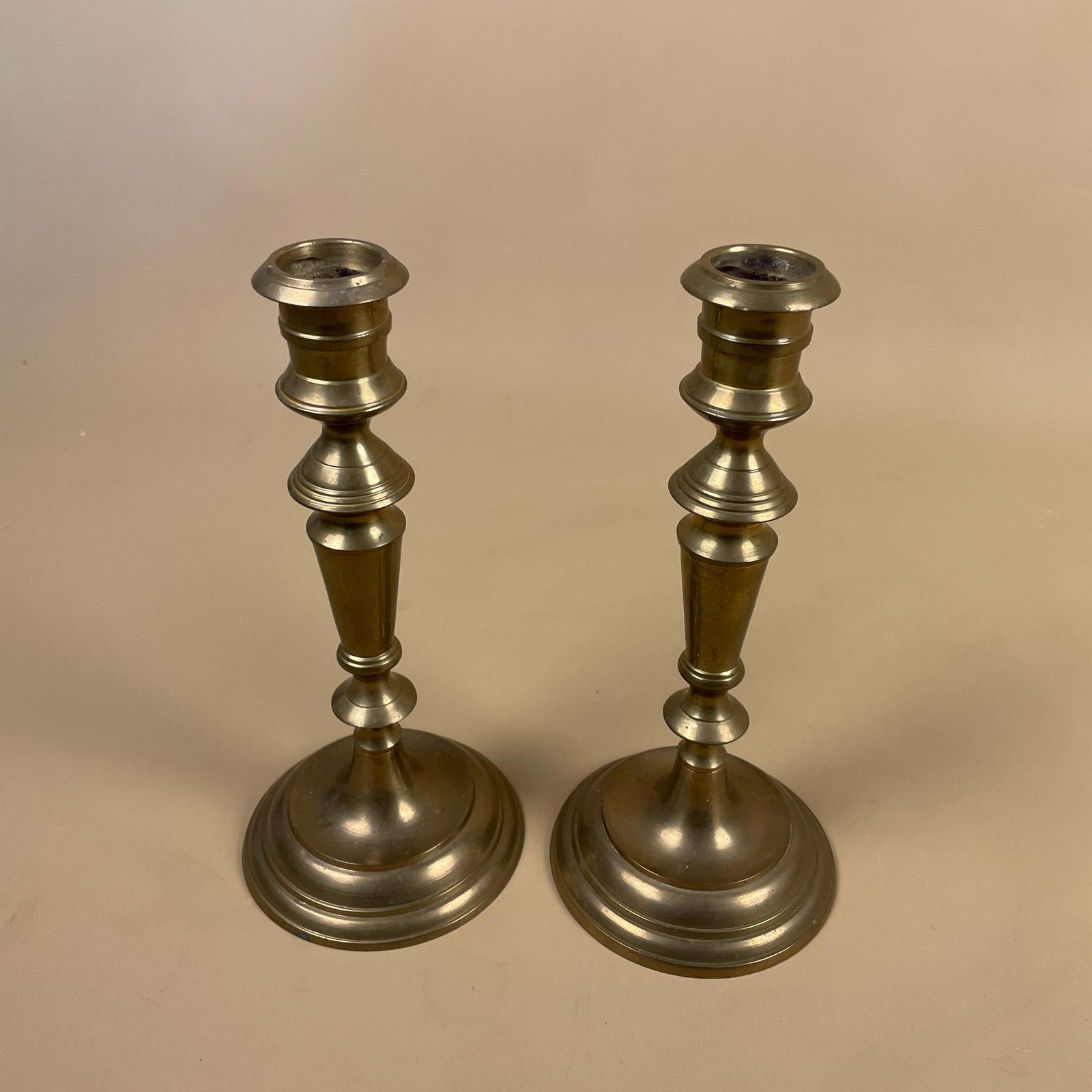 Antique Matching Pair Of Gold Brass Metal Candlestick Candle Stick Vintage Column Taper Dinner Candlesticks Round Base Column Table
