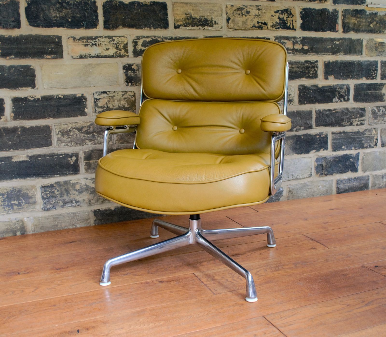 Eames Lobby Chair    Restored / New Leather Upholstery ( See Images ) photo vinterior