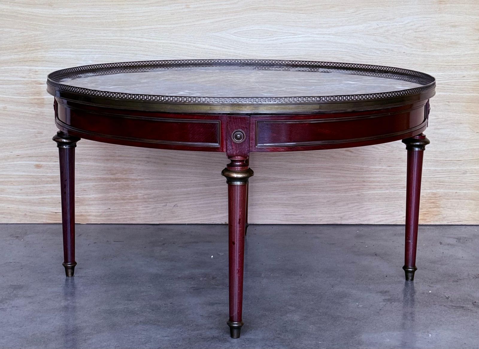 Table basse ronde de style provincial français en acajou, plateau en marbre photo furniture