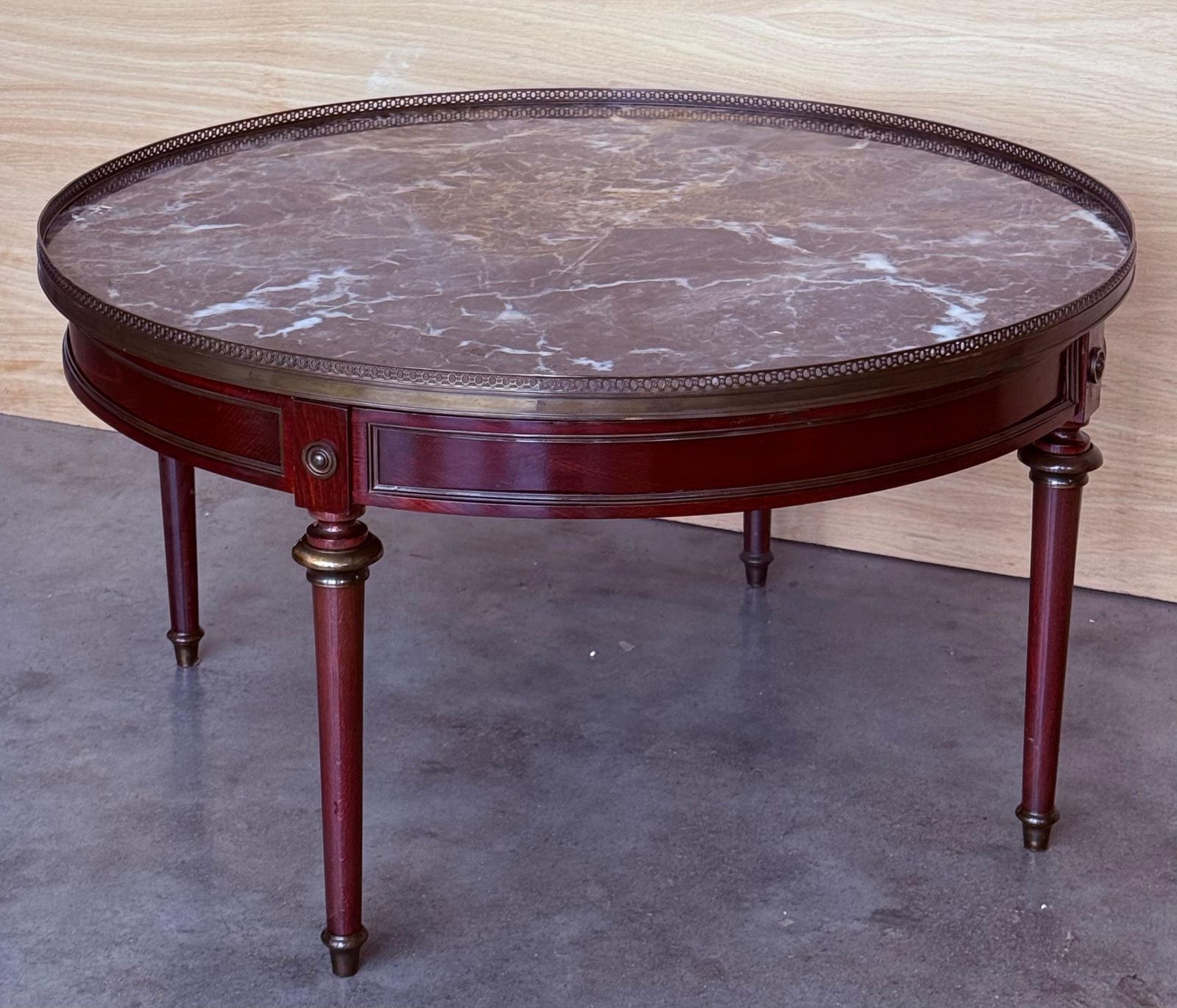 Table basse ronde de style provincial français en acajou, plateau en marbre photo 2088.0