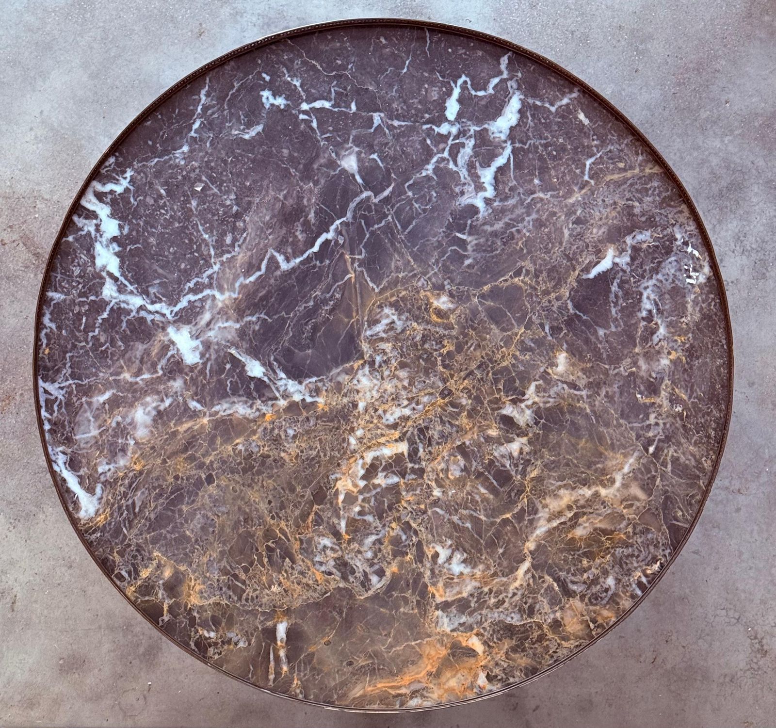 Table basse ronde de style provincial français en acajou, plateau en marbre photo vinterior