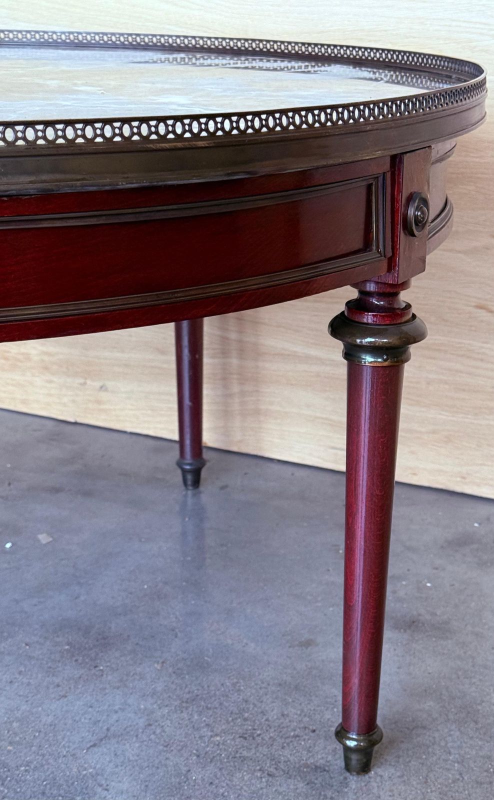 Table basse ronde de style provincial français en acajou, plateau en marbre photo vintage
