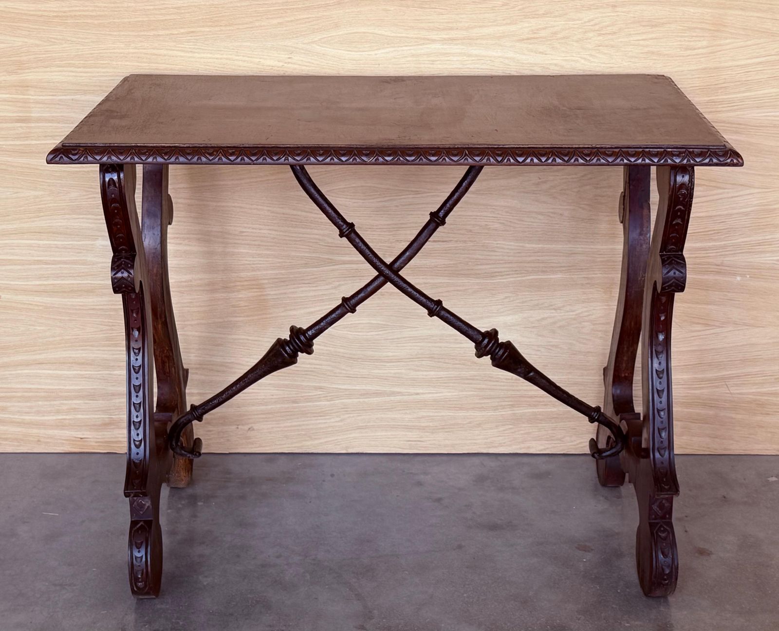 Table d'appoint baroque espagnole ébonisée, pieds en lyre, XIXe siècle photo for sale