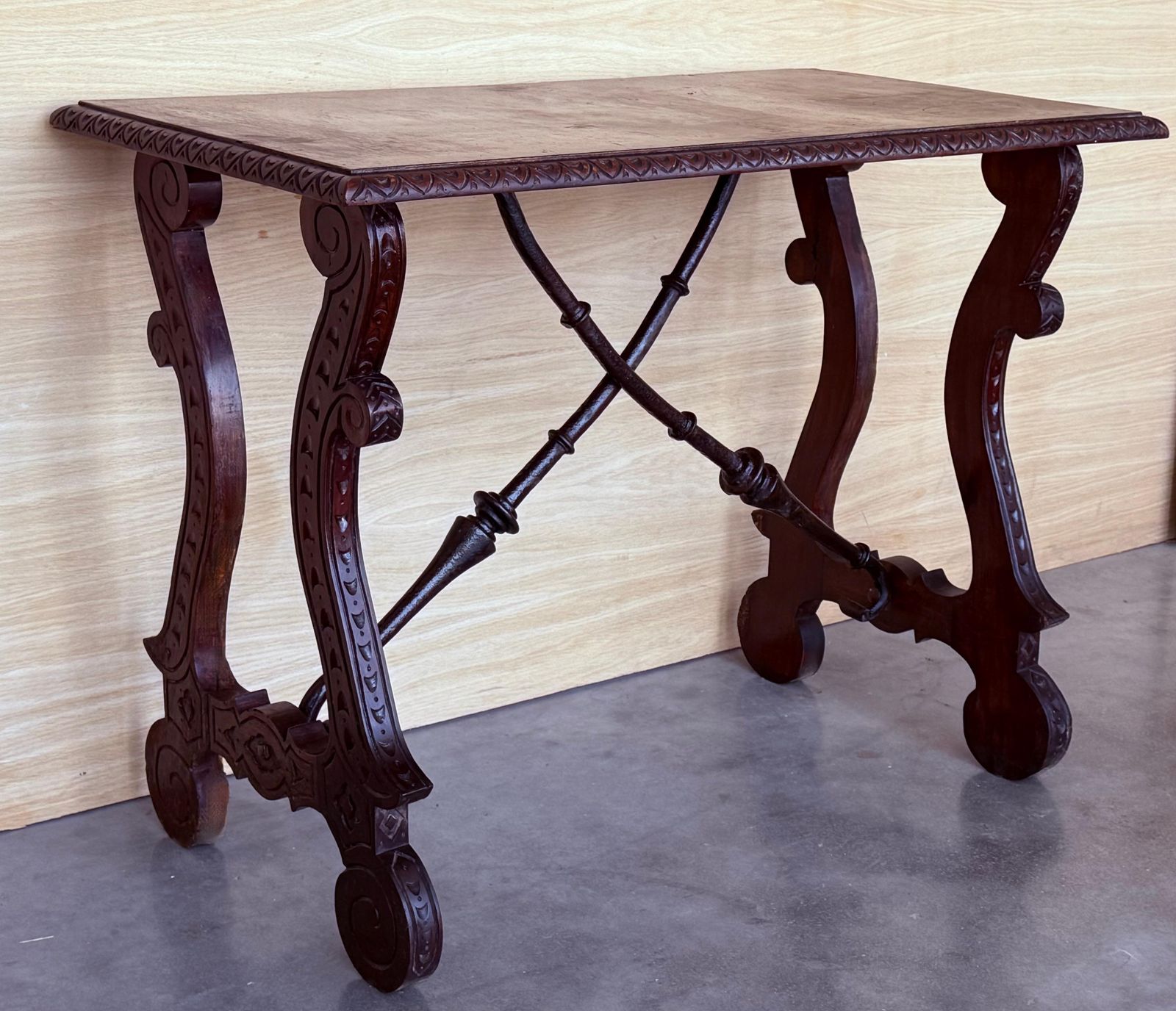 Table d'appoint baroque espagnole ébonisée, pieds en lyre, XIXe siècle photo Mobilier