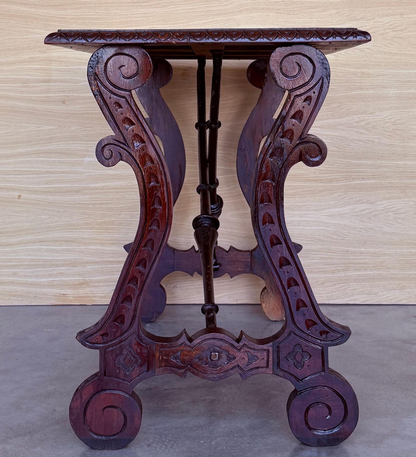 Table d'appoint baroque espagnole ébonisée, pieds en lyre, XIXe siècle photo buy