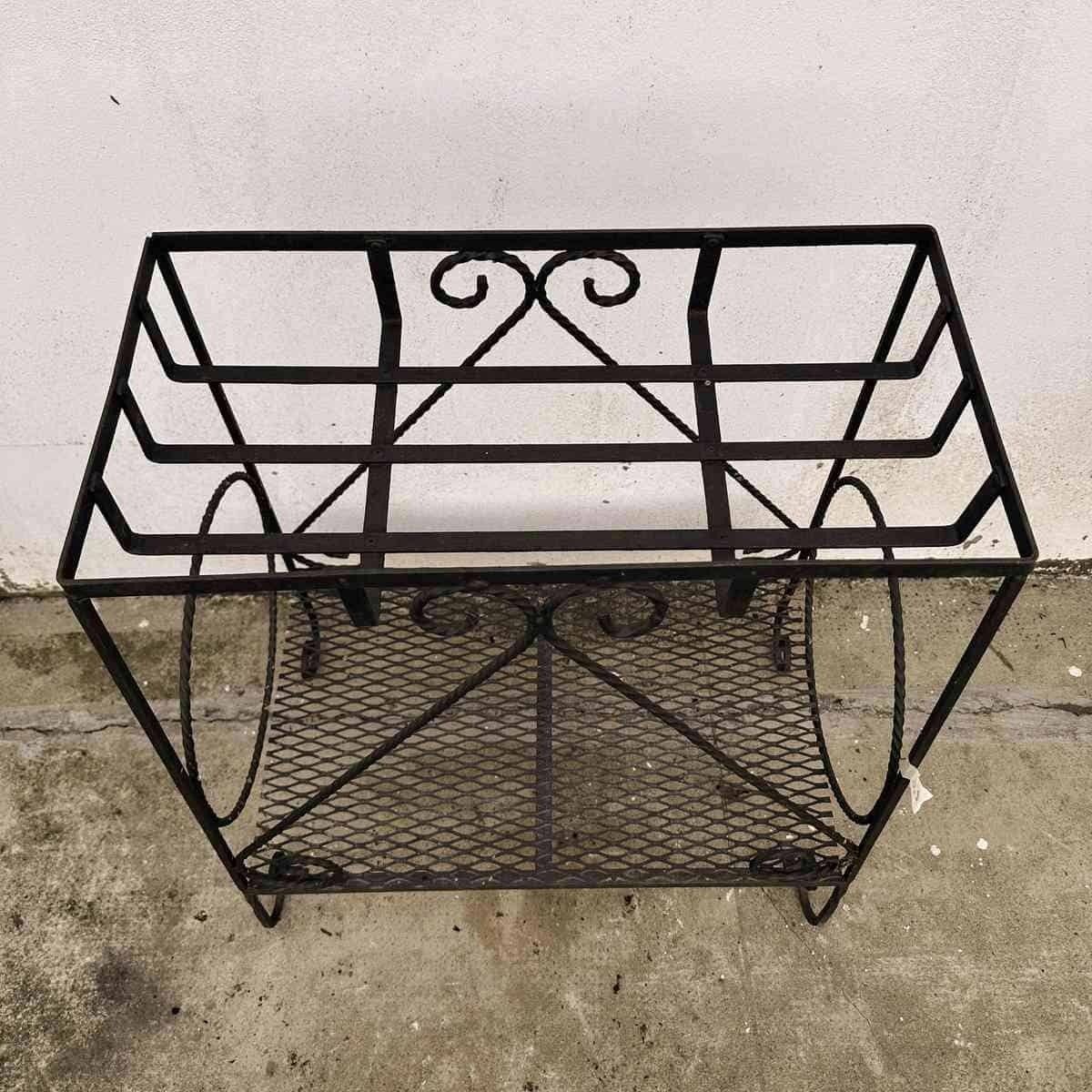 Rustic Design Iron Plant Stand, Ideal For Adding An Elegant Touch To Your Garden. photo 162.0