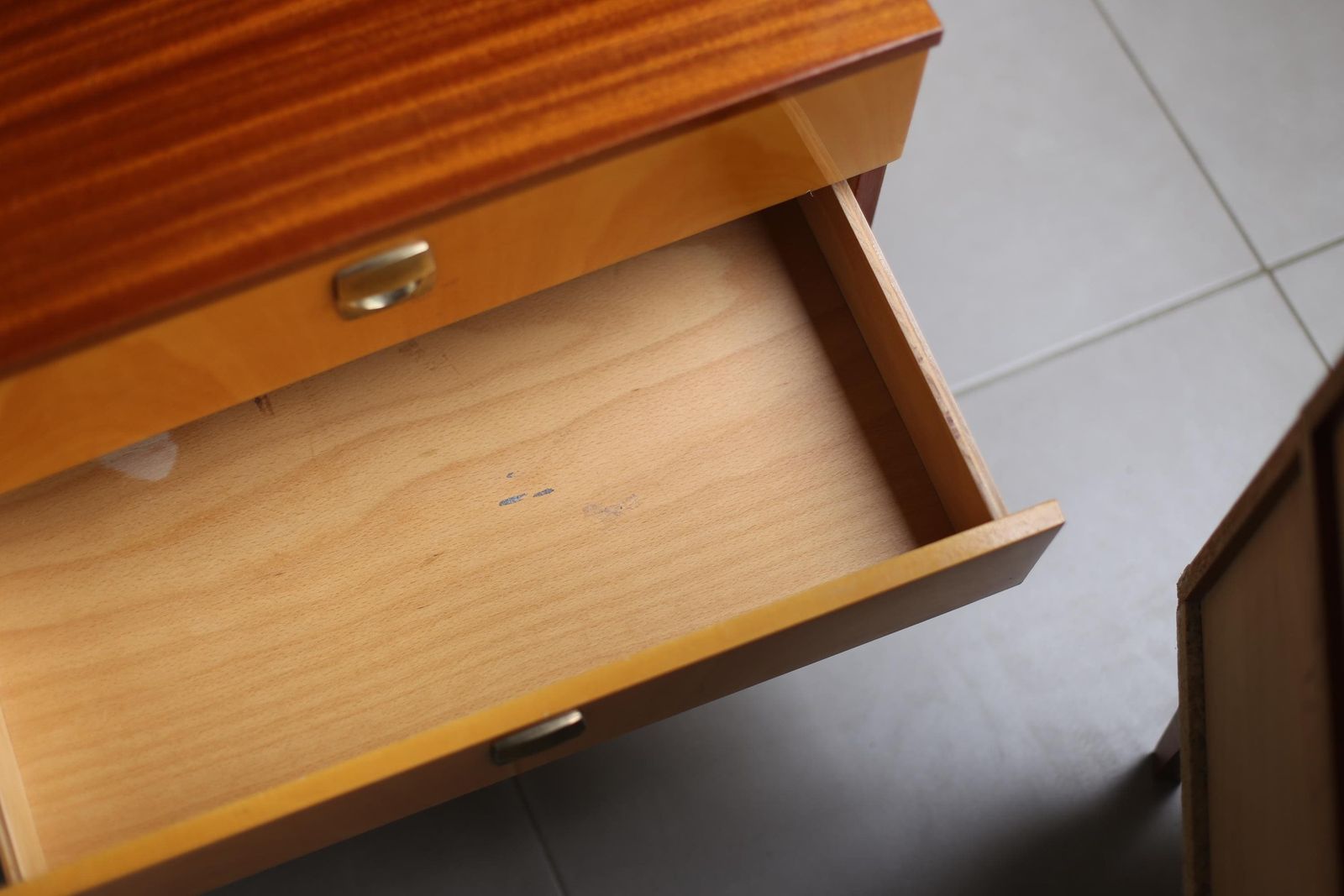 photo furniture Pair Of Vintage Meblo Yugoslavia Bedside Cabinets / Pair With Drawers And Detachable Top – Maple & Mahogany Veneer / Mid Century Design