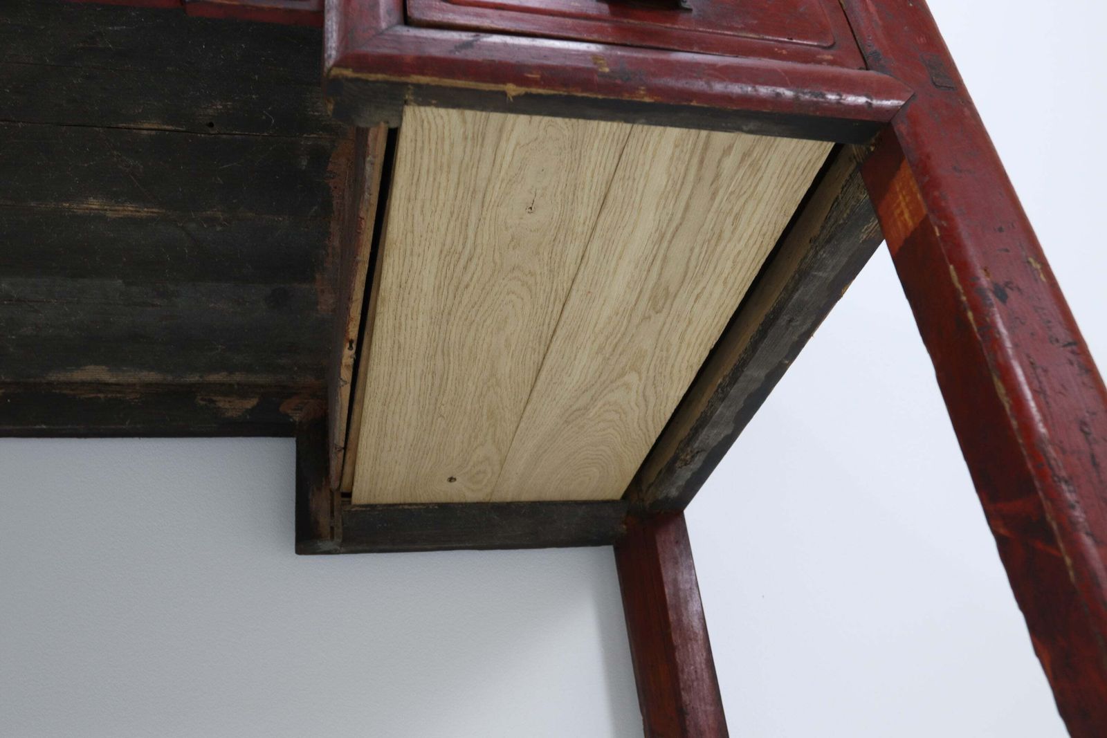 photo vintage Early 20th Century Red Lacquered Chinese Console Table