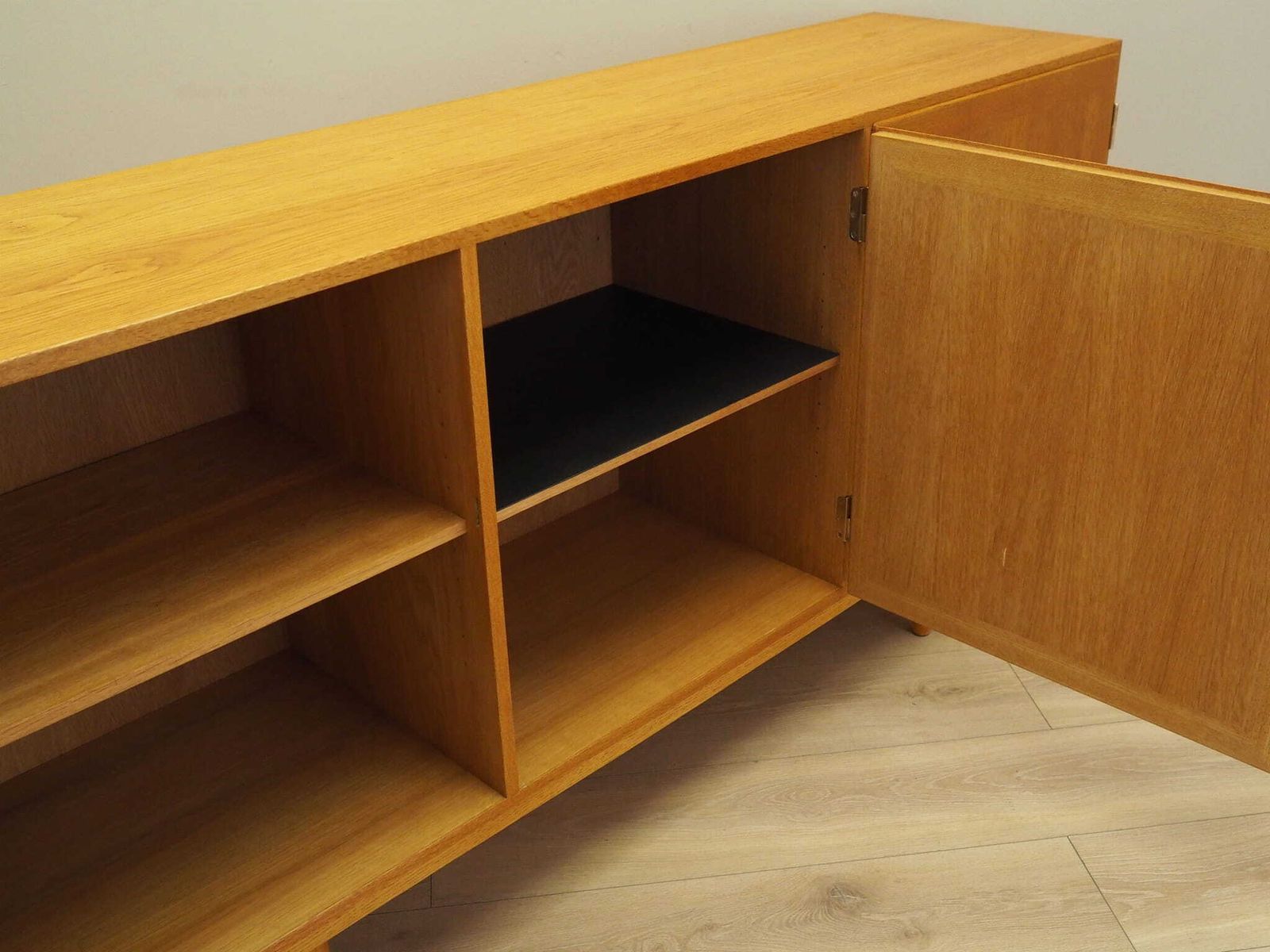 photo vintage Ash Sideboard, Danish Design, 1970s, Designer: Carlo Jensen, Production: Hundevad