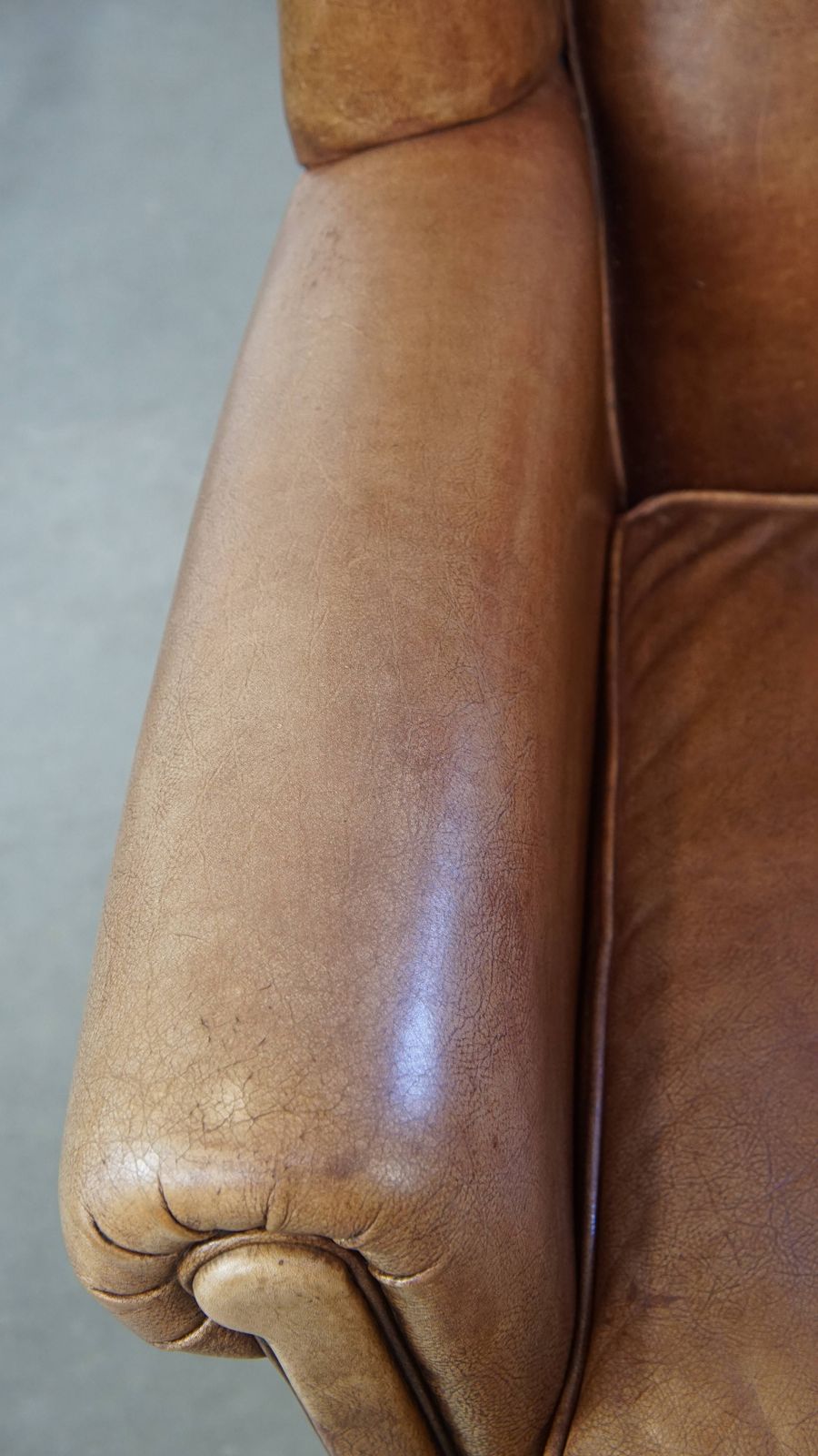Koehiden Fauteuil Met Vleugelleuningen In Lichtcognac Met Bijpassende Paspel photo buy
