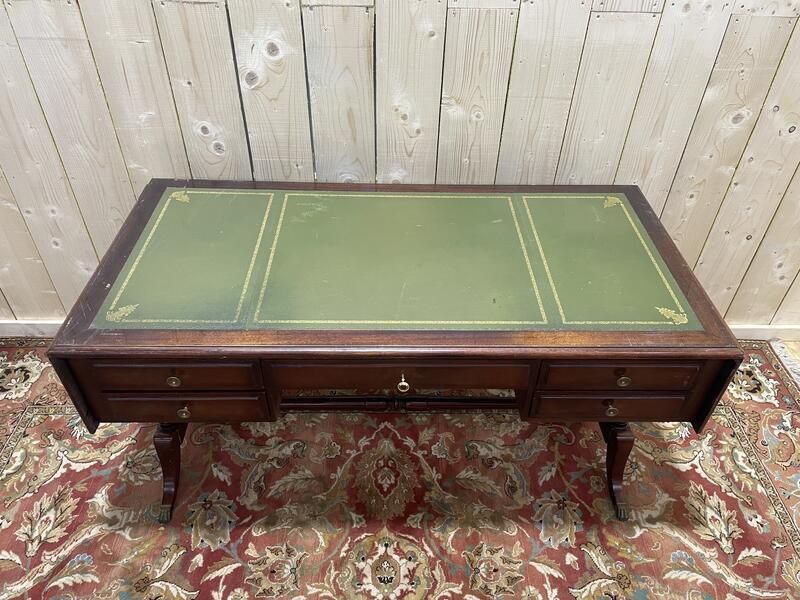 Bureau Plat De Style Anglais En Acajou Et Cuir photo 790.0