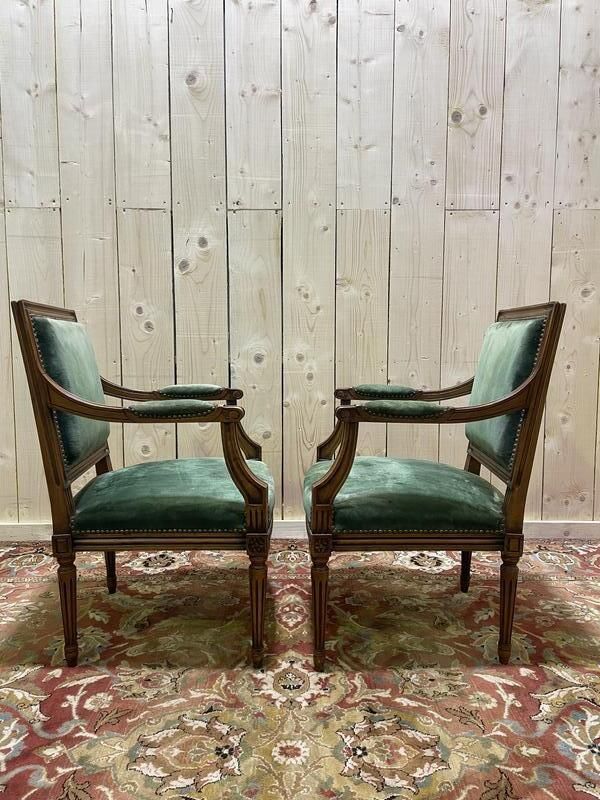 Paire De Fauteuils De Style Louis XVI En Velours Vert photo 530.0