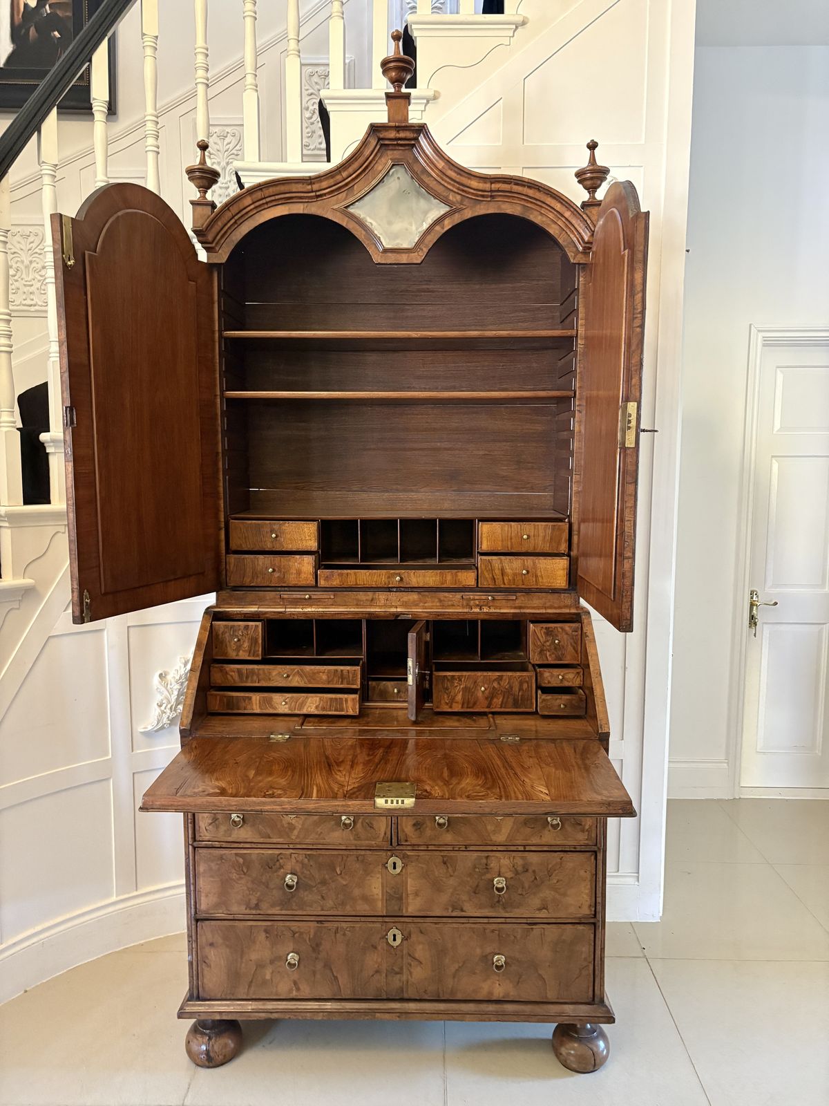 photo vintage Antique Queen Anne Fantastic Quality Burr Walnut And Featherbanded Bureau Bookcase