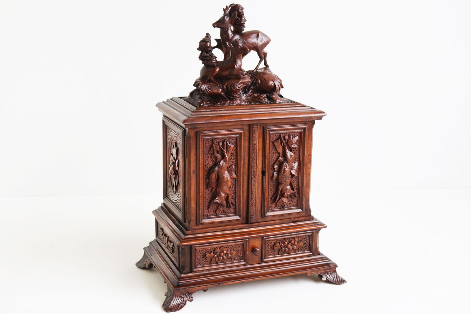 Antiek Zwart Woud Sigarenkistje / Humidor 19e Eeuw Gesneden Hert Walnoot Zwitsers photo for sale
