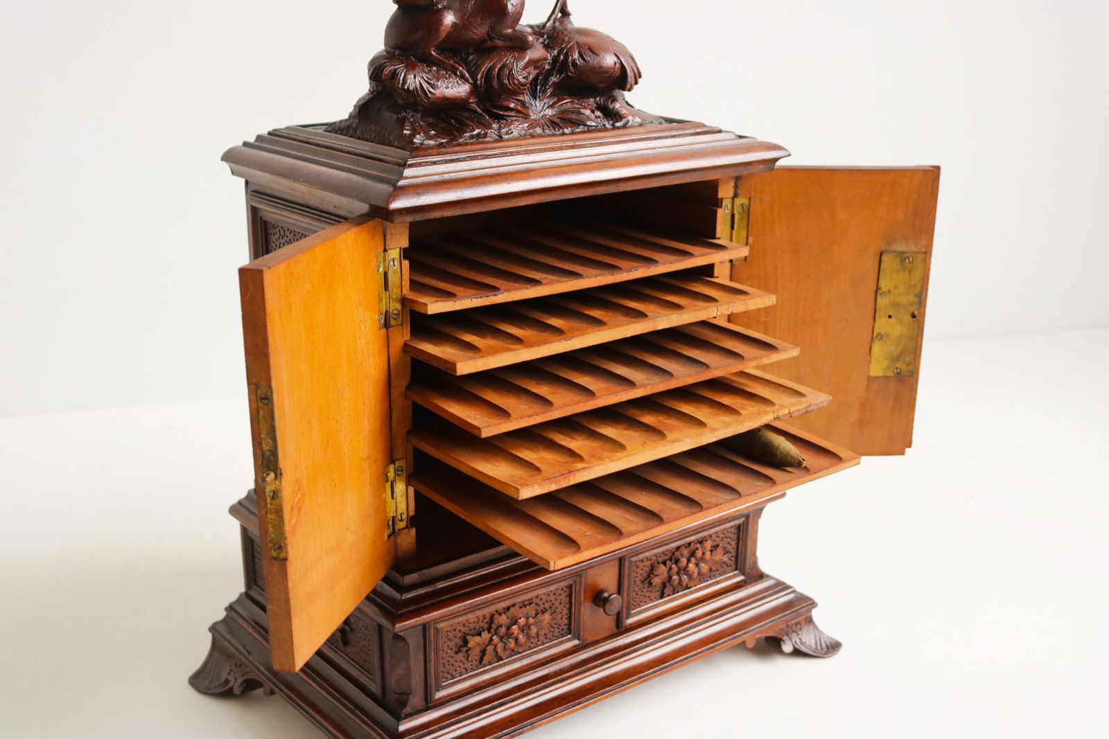 photo vinterior Antique Black Forest Cigar Box / Humidor 19th Century Carved Deer Walnut Swiss
