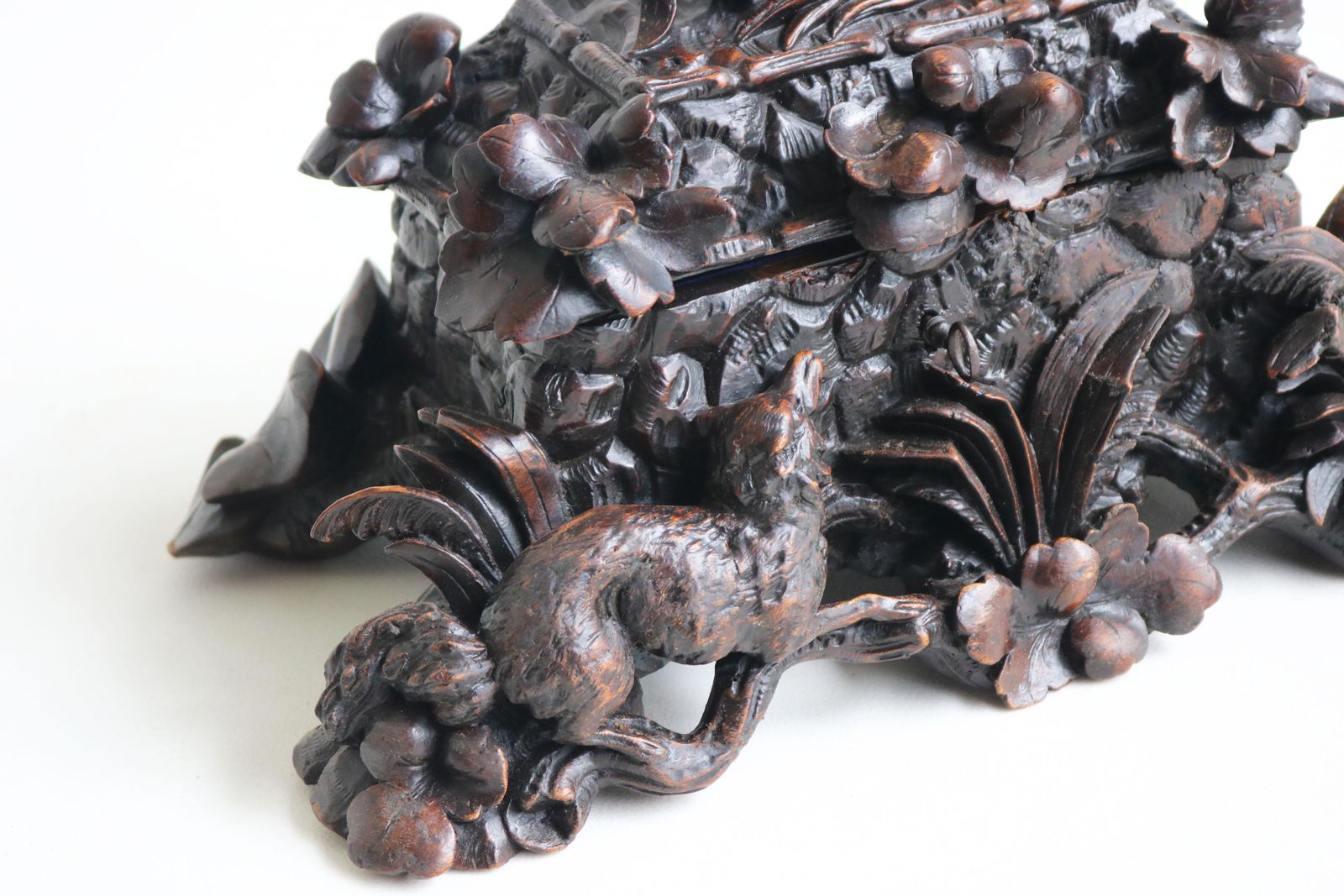 photo furniture Antiek 19e Eeuws Zwitsers Volledig Handgesneden Black Forest Sieradendoosje