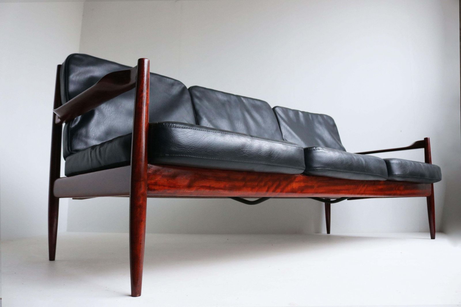 photo furniture Deense Design Driezitsbank Door Grete Jalk In Zwart Leer En Teak, Ca. Jaren 1950