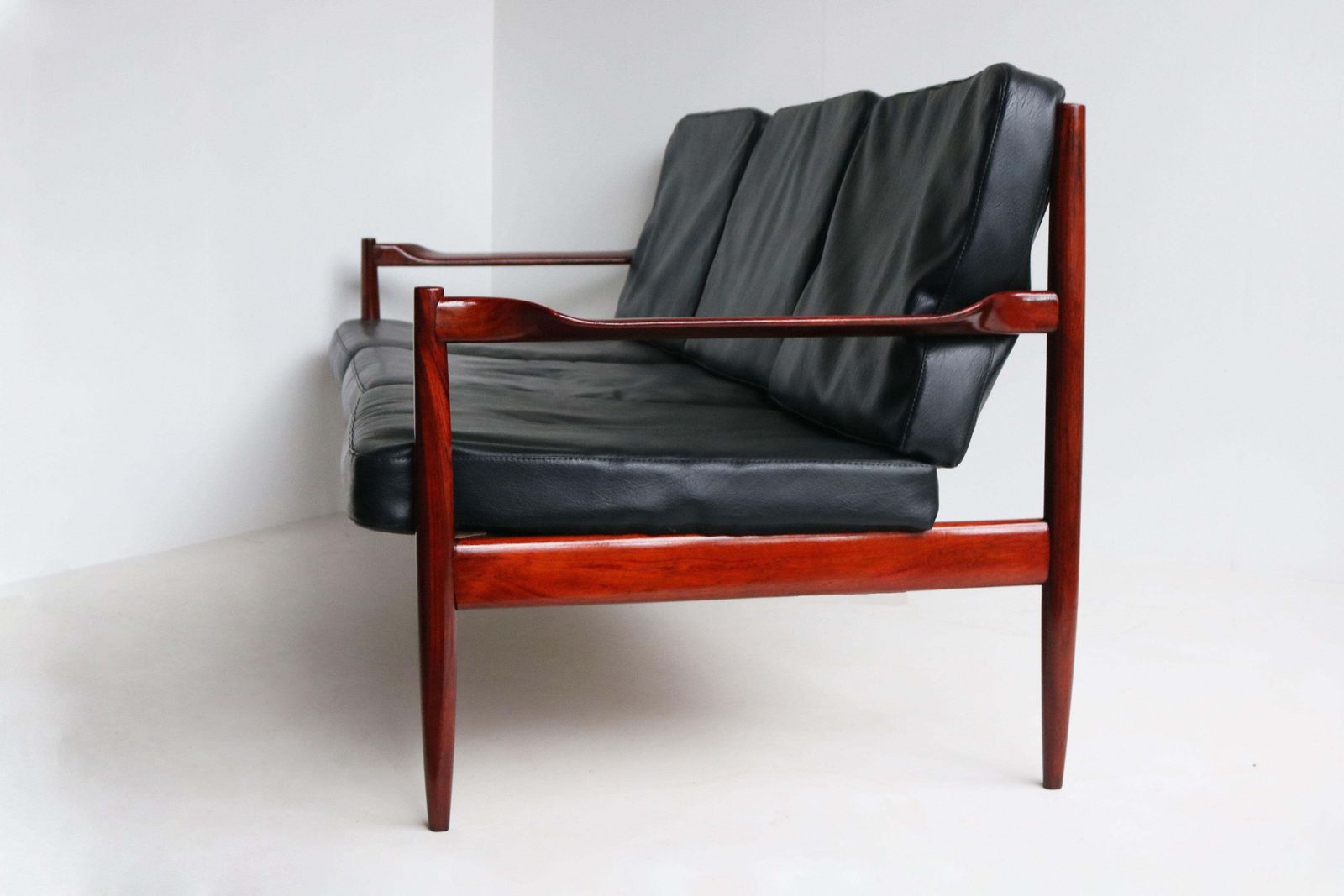 photo vinterior Exquisite Danish Design 3 Seater Sofa By Grete Jalk In Black Leather & Teak 1950