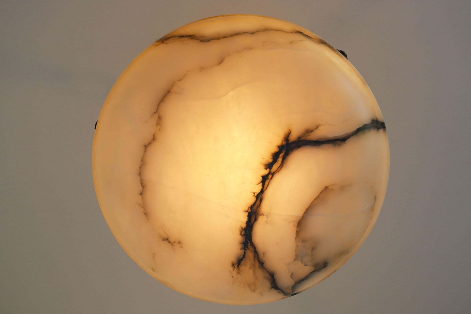 Grote ø 50,3 Cm Witte Alabasten Art Nouveau Hanglamp Met Gesneden Bladeren photo for sale