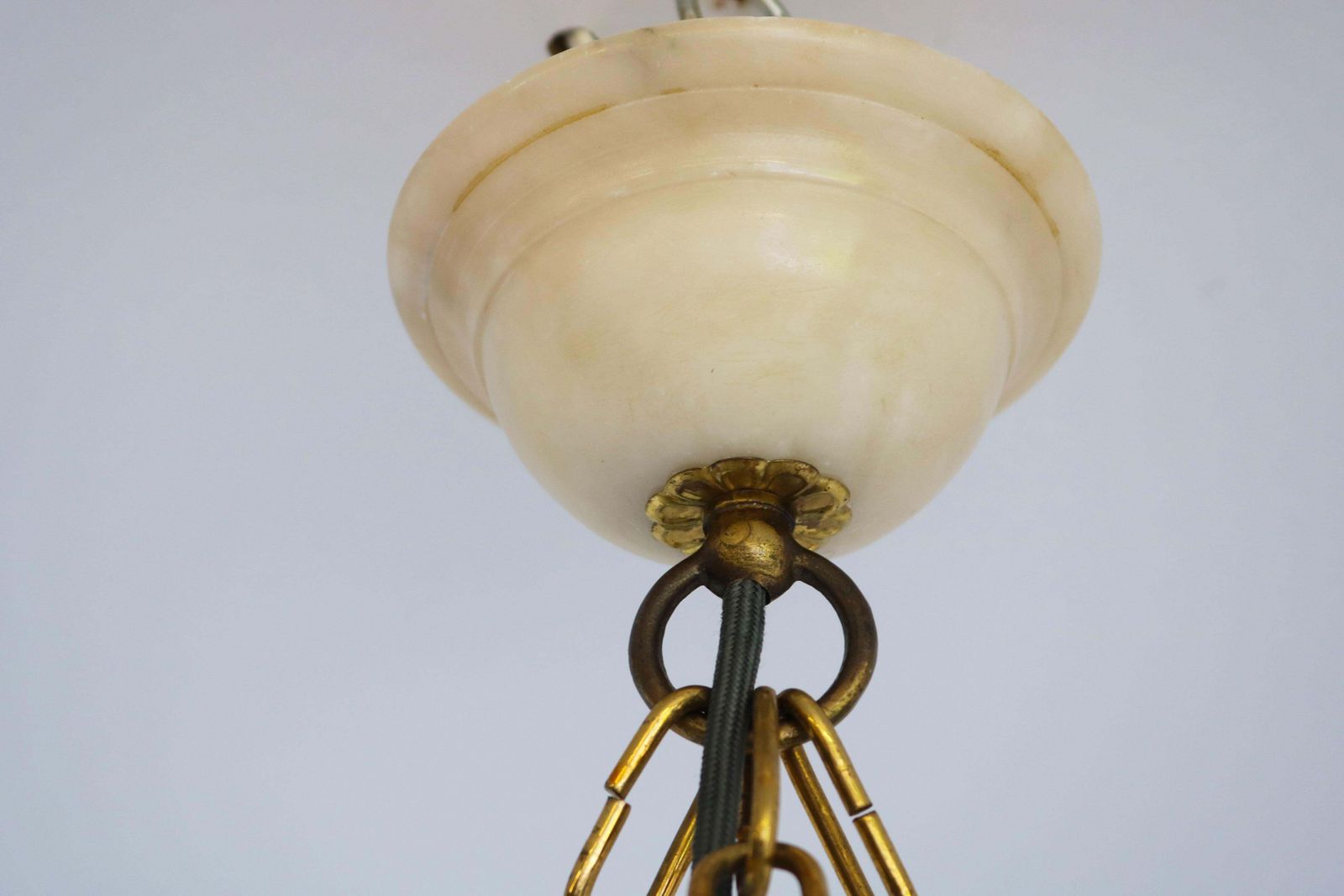 Grote ø 50,3 Cm Witte Alabasten Art Nouveau Hanglamp Met Gesneden Bladeren photo vinterior