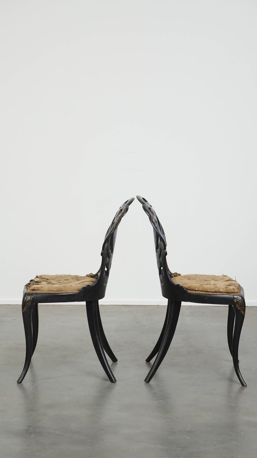 Set Van 2 Sierlijke Antieke Engelse Chinoiserie Stoelen Met Parelmoer Inleg, 19e Eeuw photo Meubels