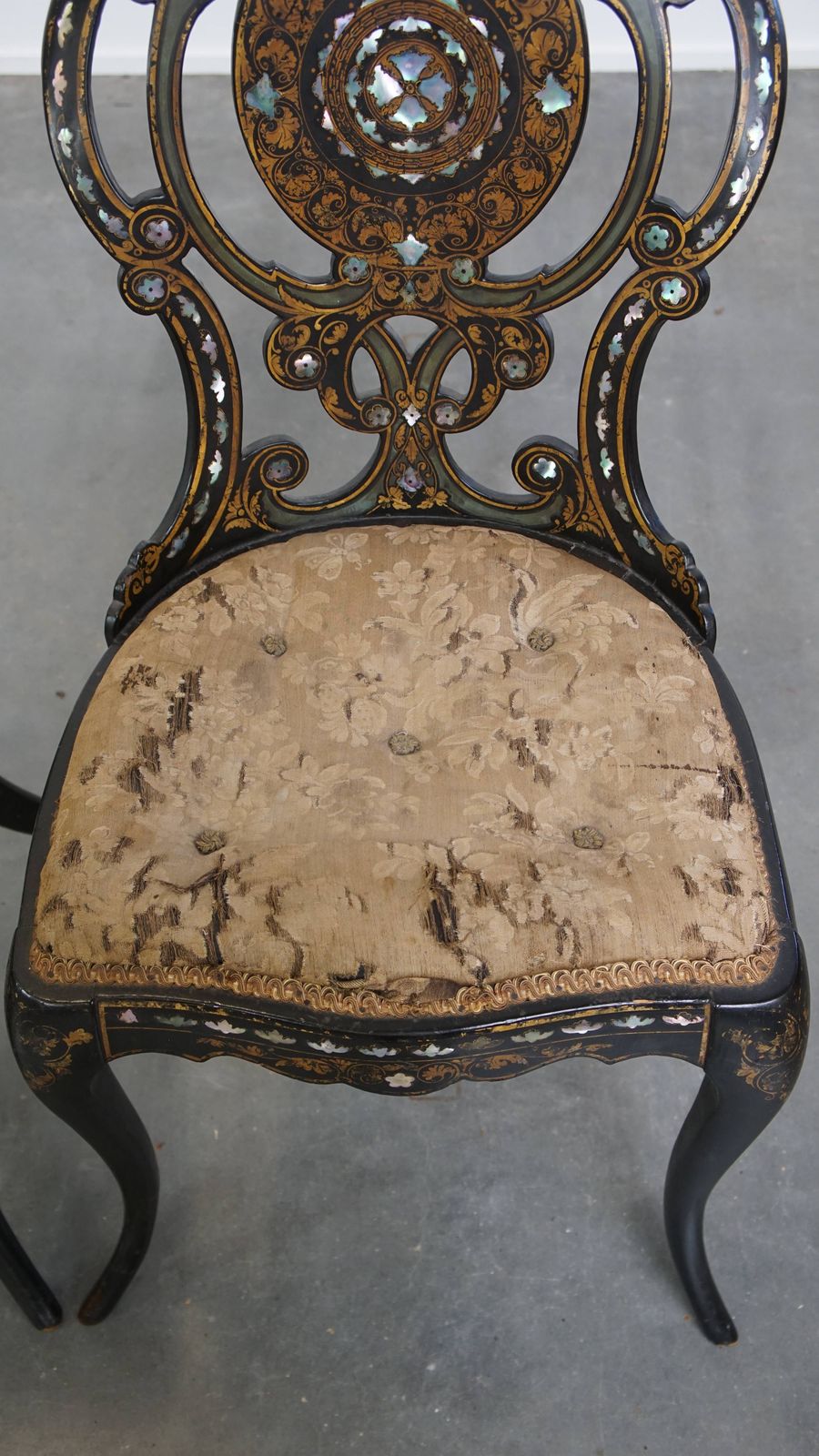 Set Van 2 Sierlijke Antieke Engelse Chinoiserie Stoelen Met Parelmoer Inleg, 19e Eeuw photo vinterior