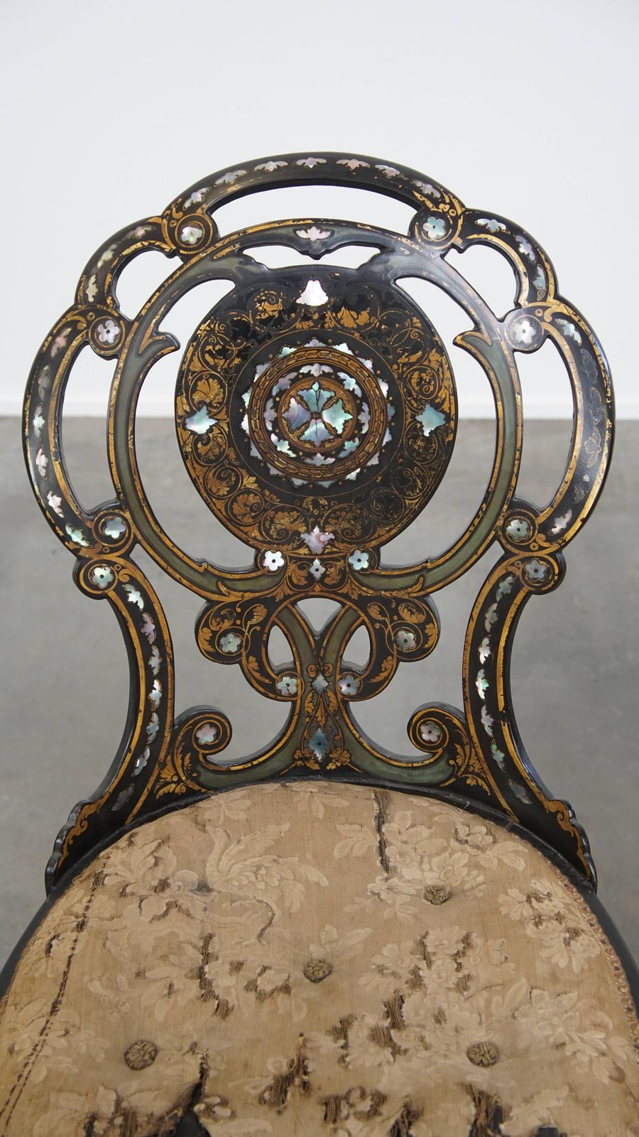 Set Van 2 Sierlijke Antieke Engelse Chinoiserie Stoelen Met Parelmoer Inleg, 19e Eeuw photo buy