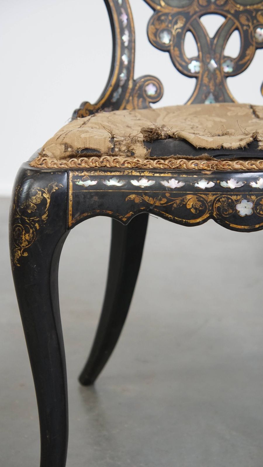 photo furniture Set Van 2 Sierlijke Antieke Engelse Chinoiserie Stoelen Met Parelmoer Inleg, 19e Eeuw