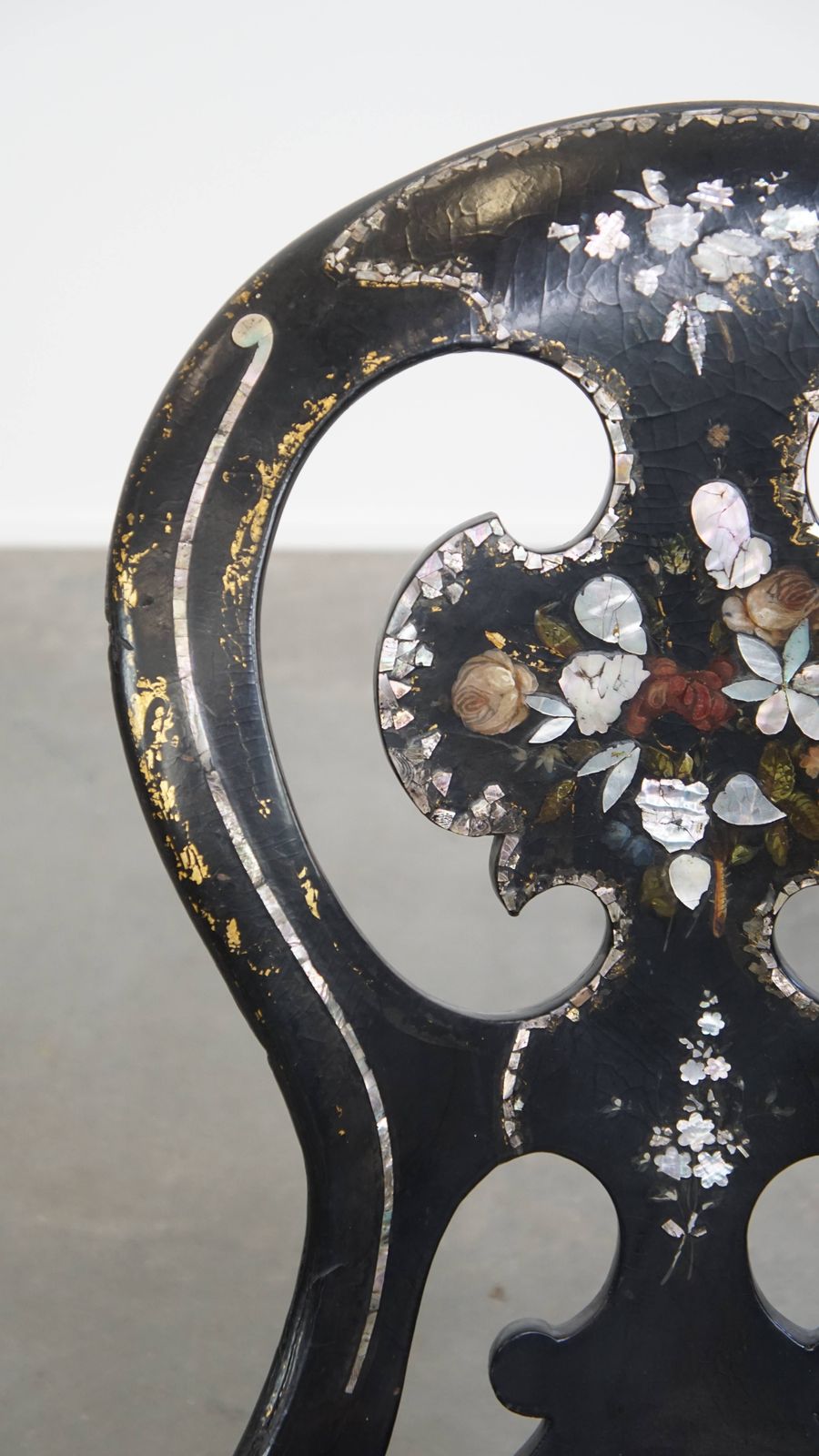 Unieke Antieke Engelse Chinoiserie Stoel Uit De 19e Eeuw Met Parelmoer Decoratie photo buy