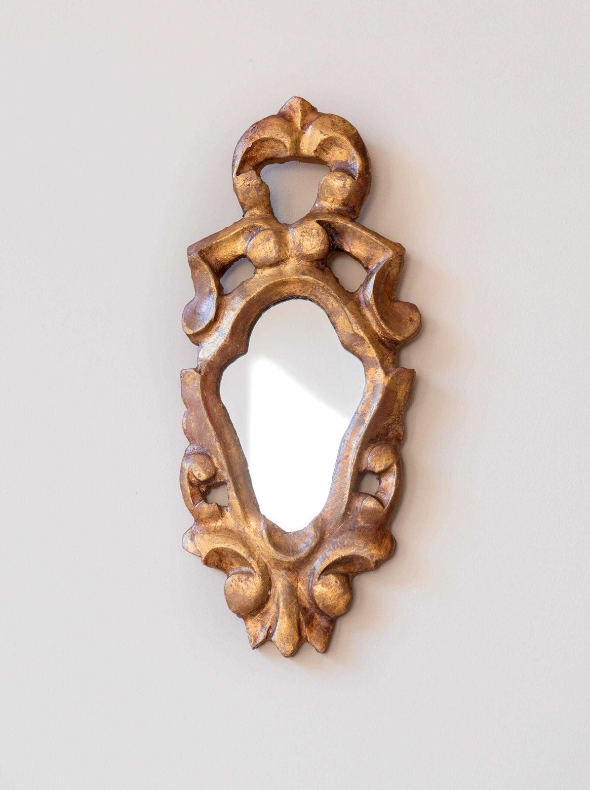 Kleine Gouden Franse Spiegel, Barok Vergulde Spiegel, Handgesneden Gouden Lijst, Ornate Rococo Spiegel, Antieke Wandspiegel photo furniture