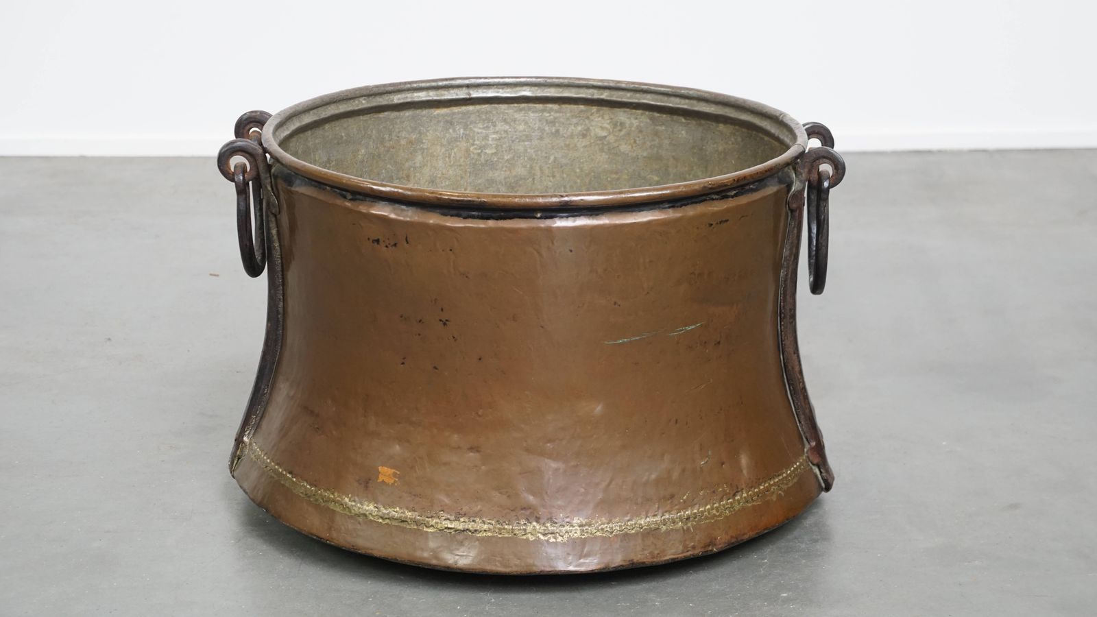 Grote En Bijzonder Sfeervolle Antieke Koperen Ketel/Haardhoutbak Met Mooie Patina photo furniture