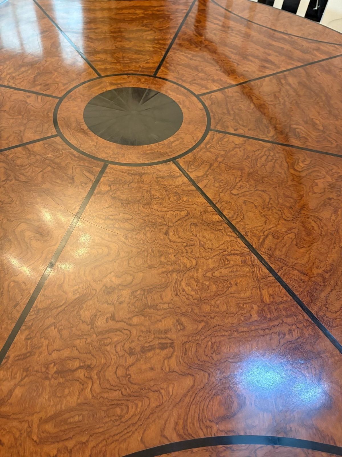 photo vintage Magnificent Quality Large Antique Burr Pollard Oak And Ebony Inlaid Round Dining Table