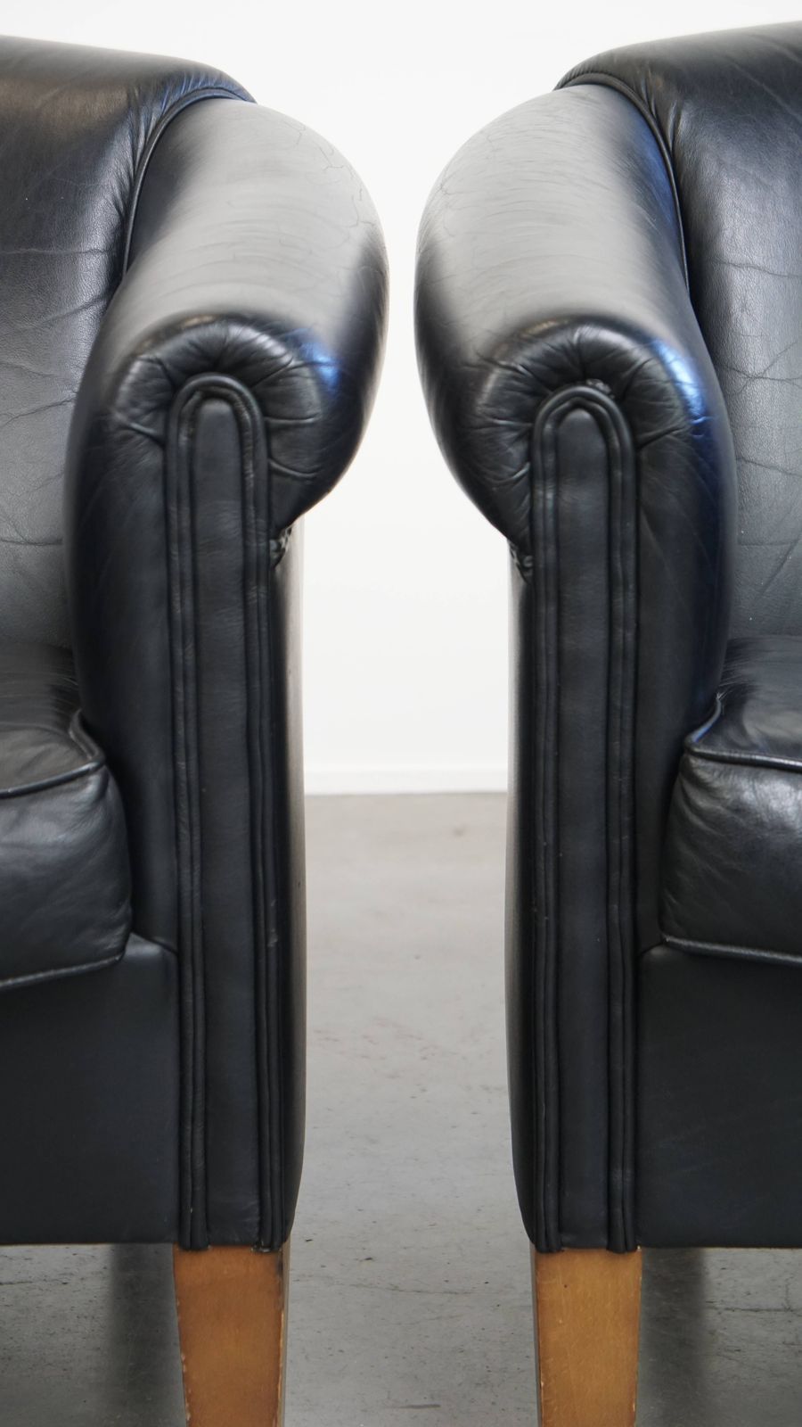 photo for sale Set Van 2 Zwarte Clubfauteuils In Engelse Stijl, Bekleed Met Koeienhuid
