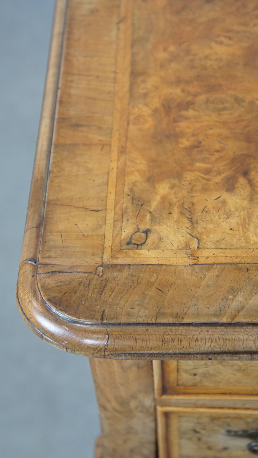 photo vinterior Beautiful Antique Dutch Burl Walnut Wooden Writing/Side Table From The 18th Century