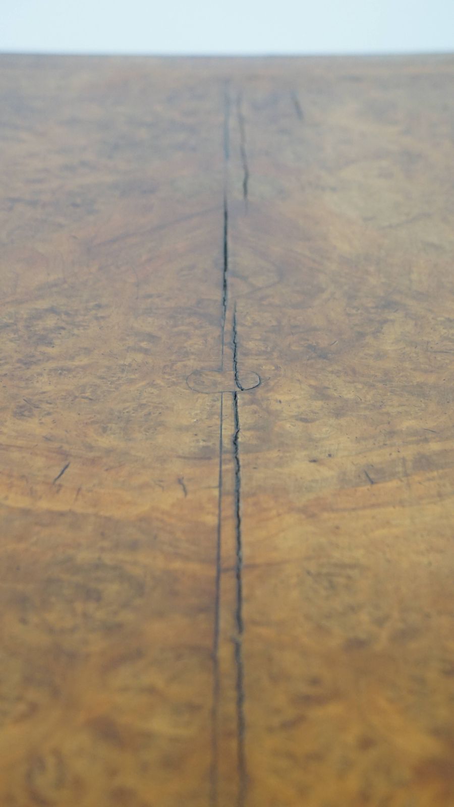 photo vintage Beautiful Antique Dutch Burl Walnut Wooden Writing/Side Table From The 18th Century